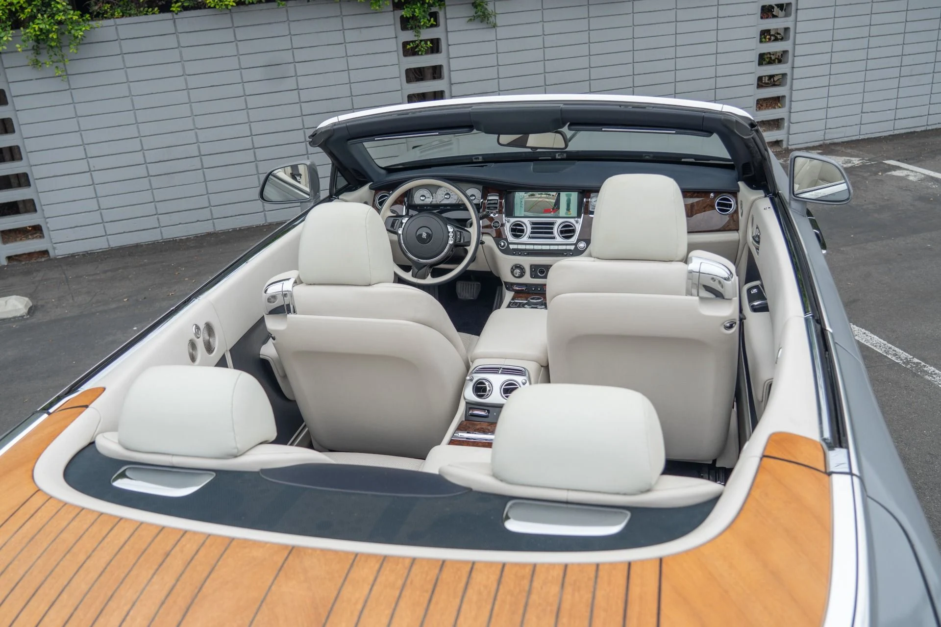 mph029_731392232_Used_2017_Rolls_Royce_Dawn_1759961826_0d8e2b57b9