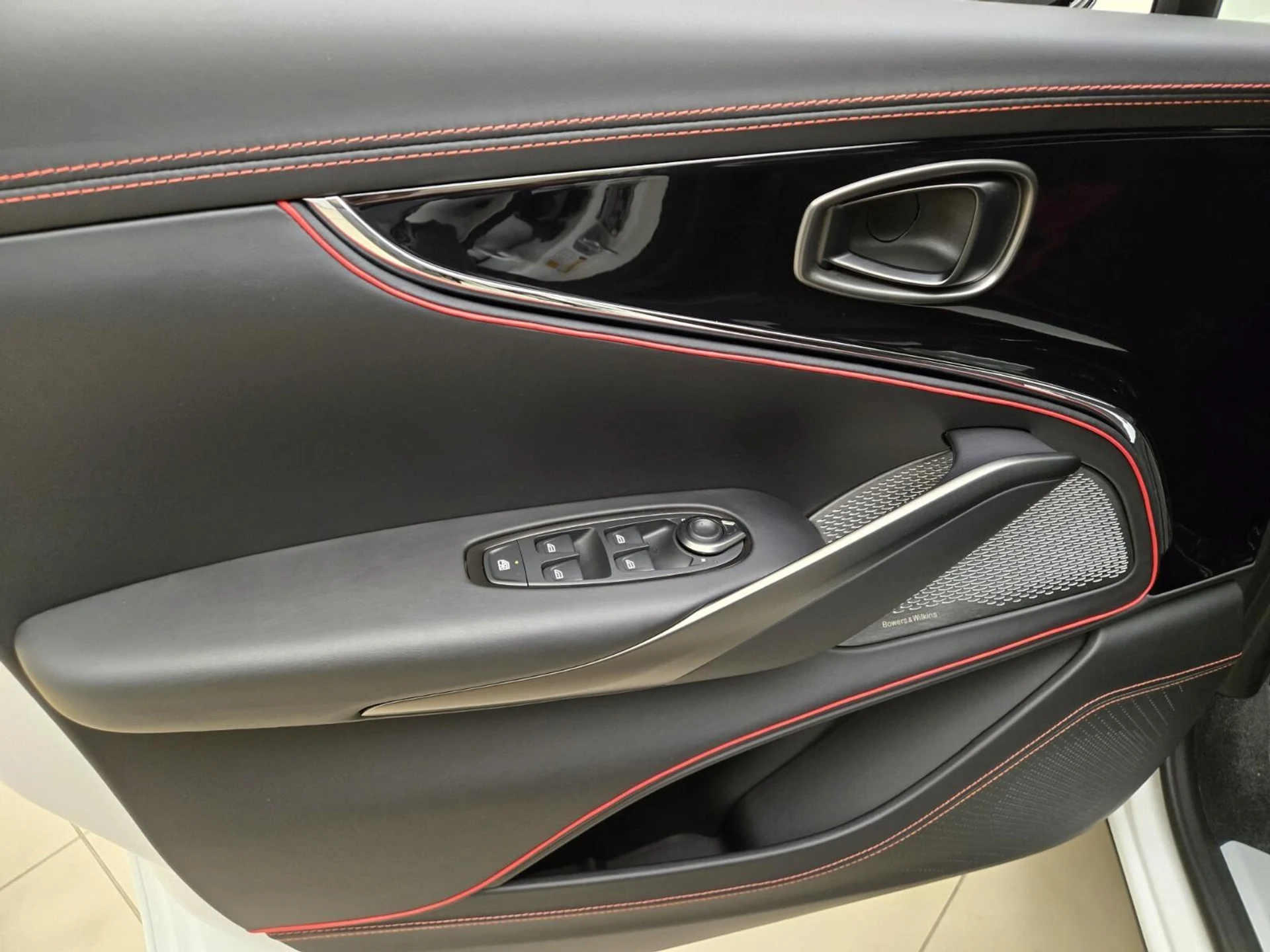 mph029_809679889_New_2026_Aston_Martin_DBX_1767248322_172208071d