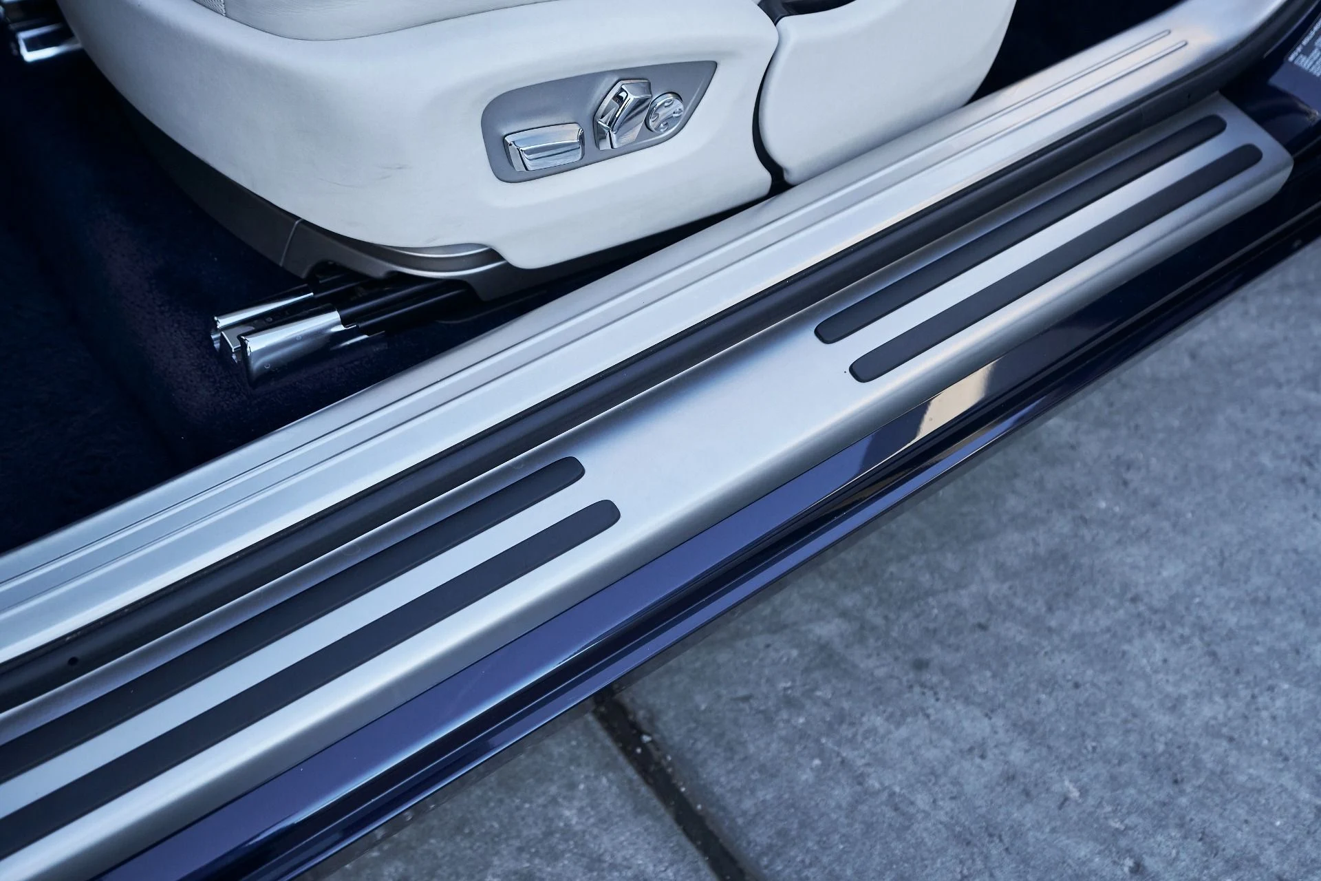 mph029_841859540_Used_2018_Rolls_Royce_Dawn_1764124369_fff9547c51