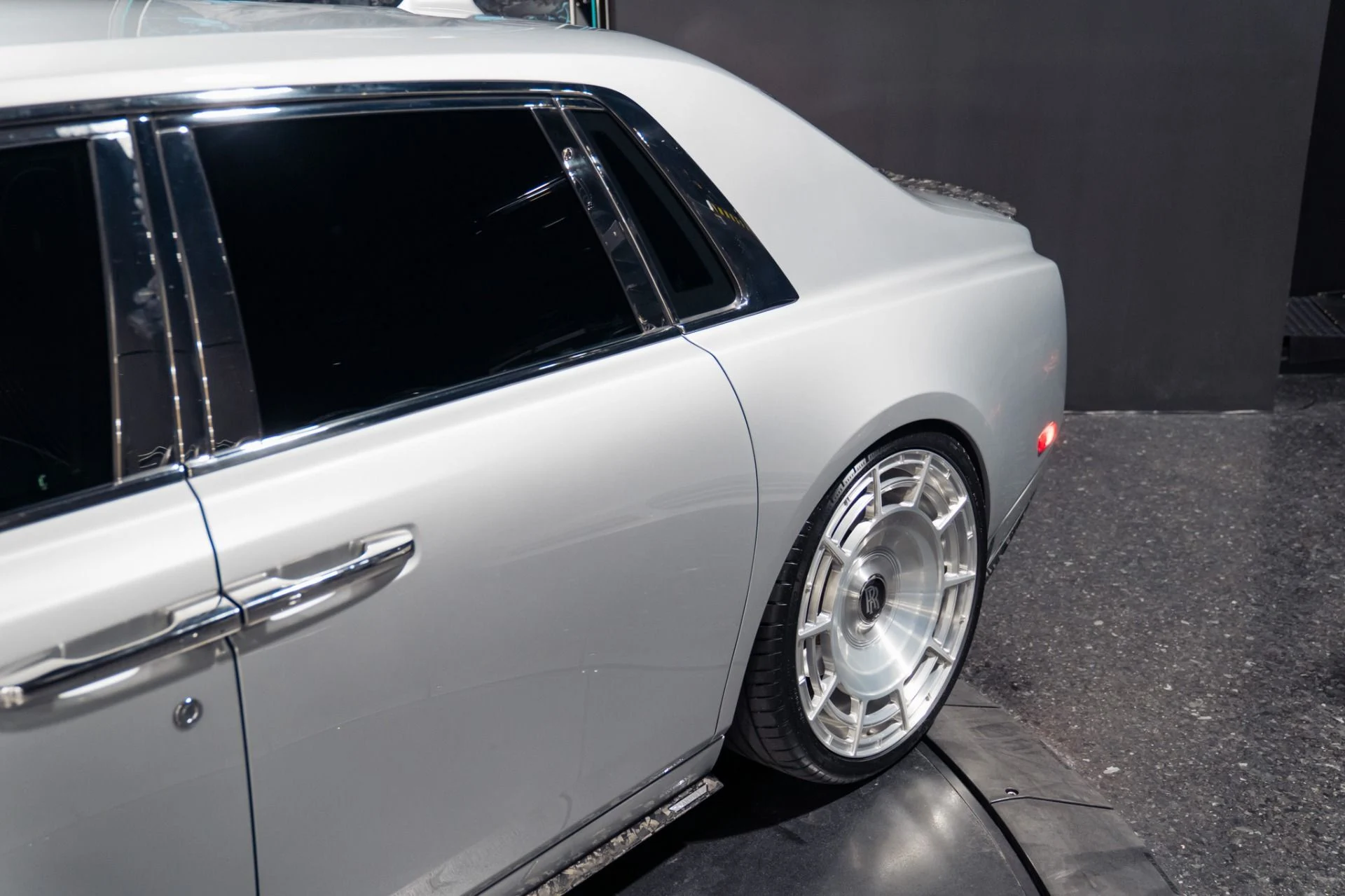 mph029_846372899_Used_2020_Rolls_Royce_Phantom_Mansory_Carbon_Kit_1786567460_fa47e8cd5e
