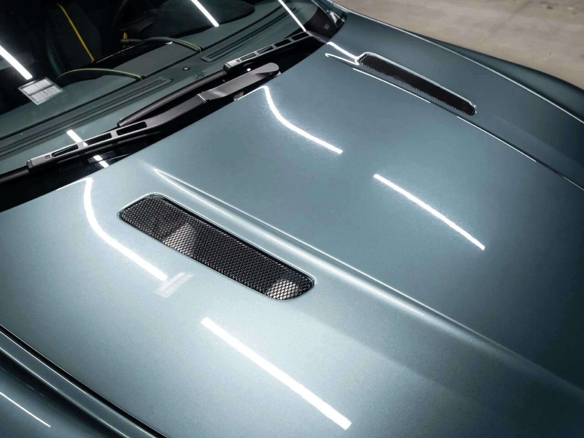 mph029_855214016_aston_martin_v8_vantage_2015_163c452b2a