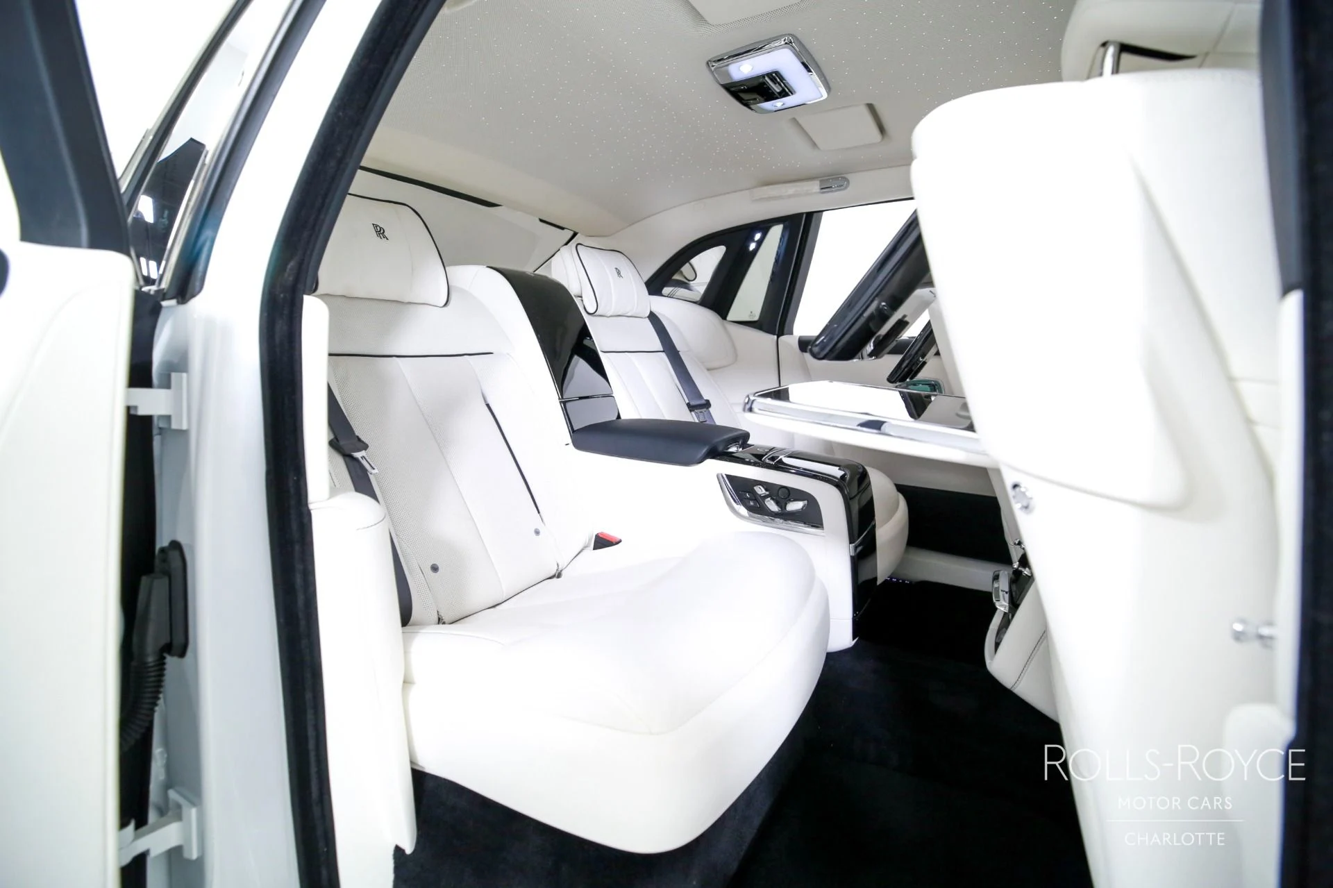 mph029_857964983_Used_2024_Rolls_Royce_Phantom_1767116656_d89a738f8e