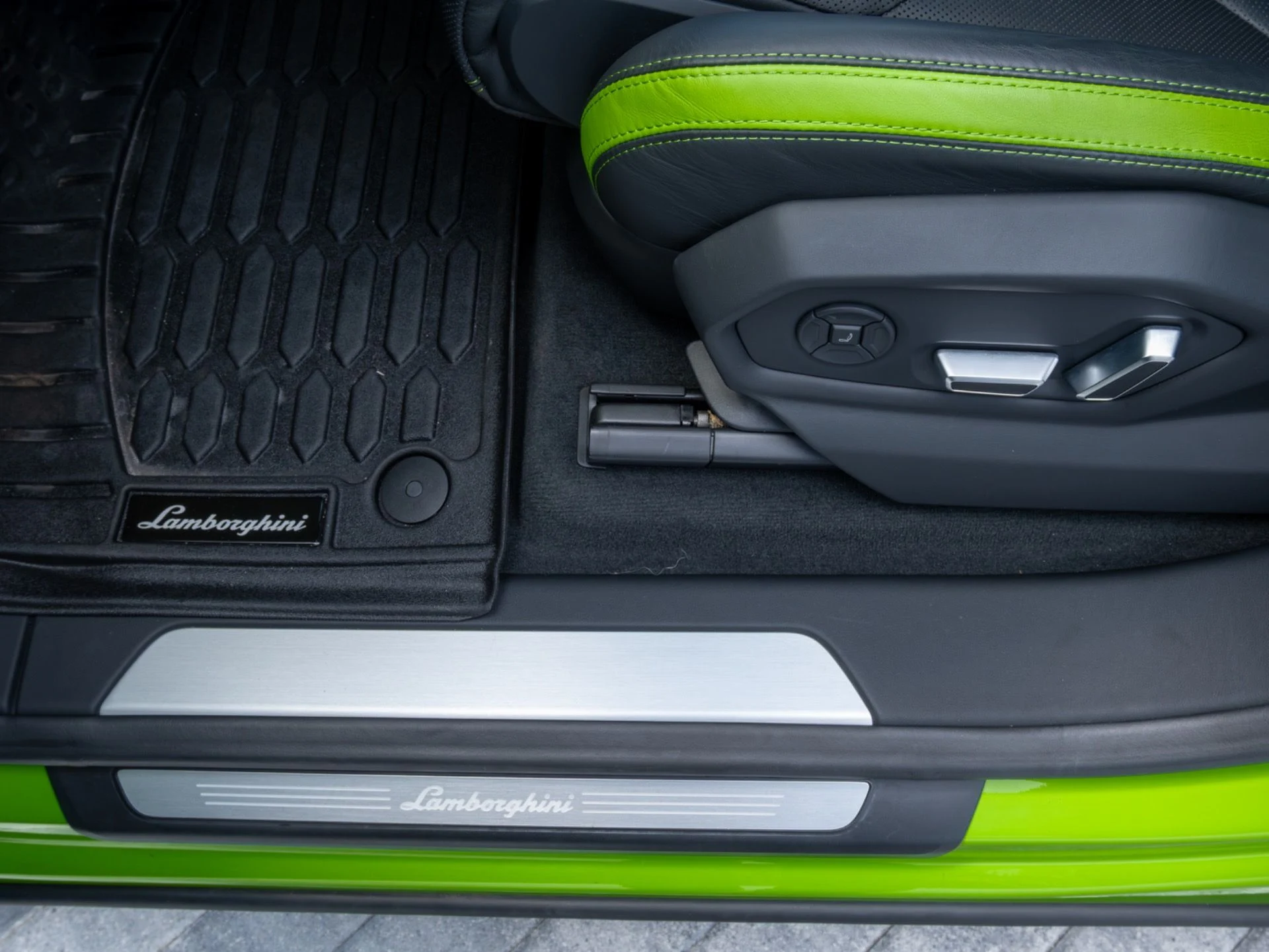 mph029_866275680_Used_2024_Lamborghini_Urus_S_1775489528_c5bdb7729d