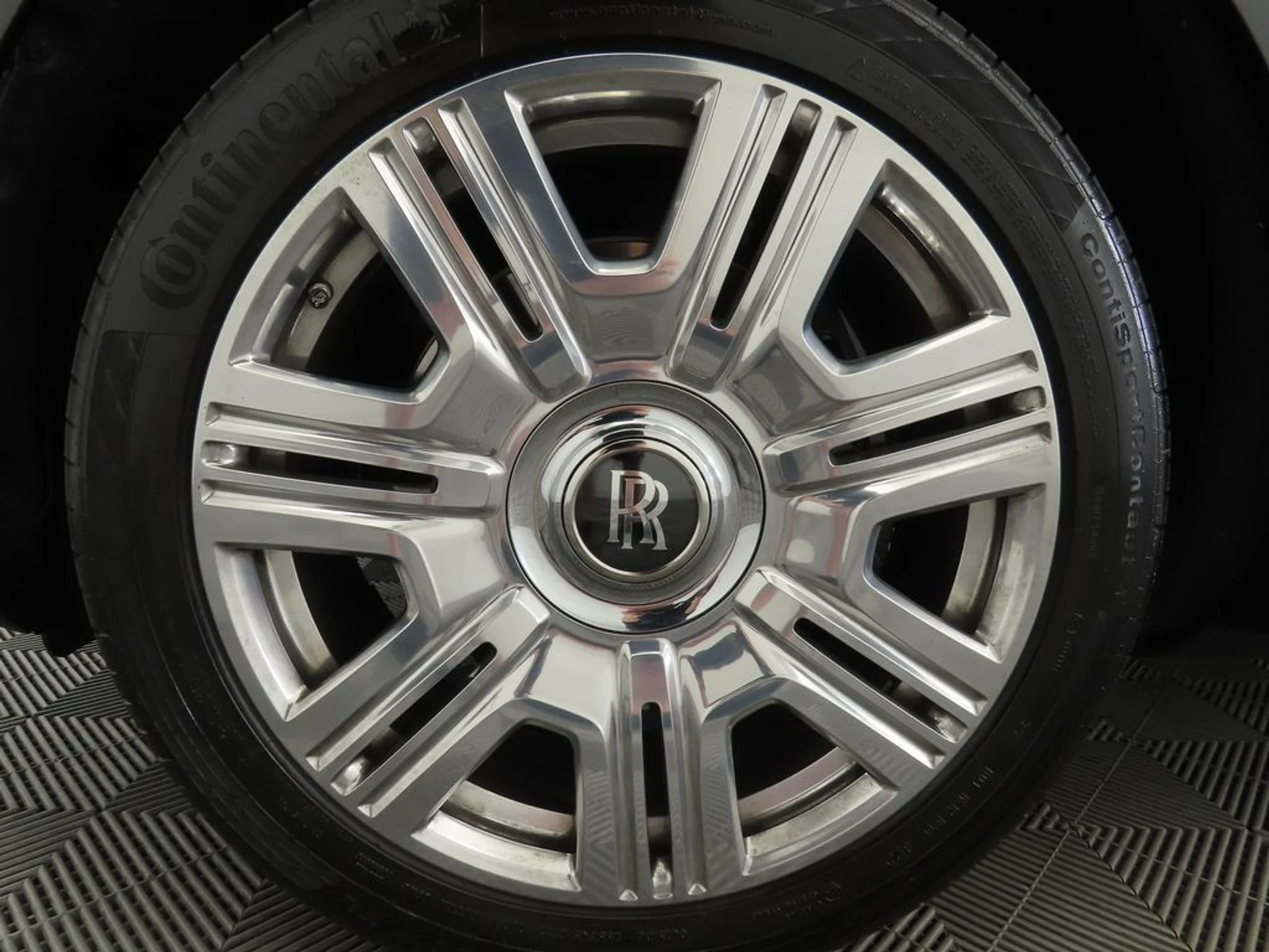 mph029_882104899_used_2023_rolls_royce_cullinan_sportutility_8119_22974083_30_1024_d257abfafb