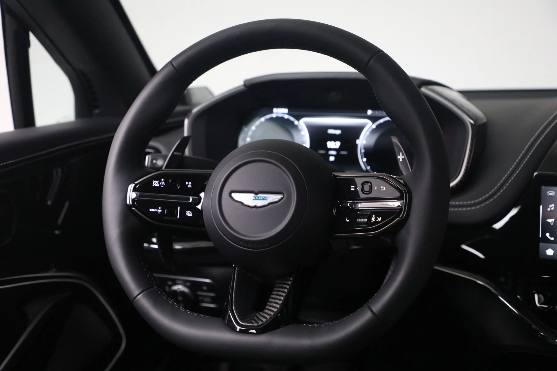 mph029_892903227_New_2026_Aston_Martin_DBX_S_1779888036_e2161bee2f