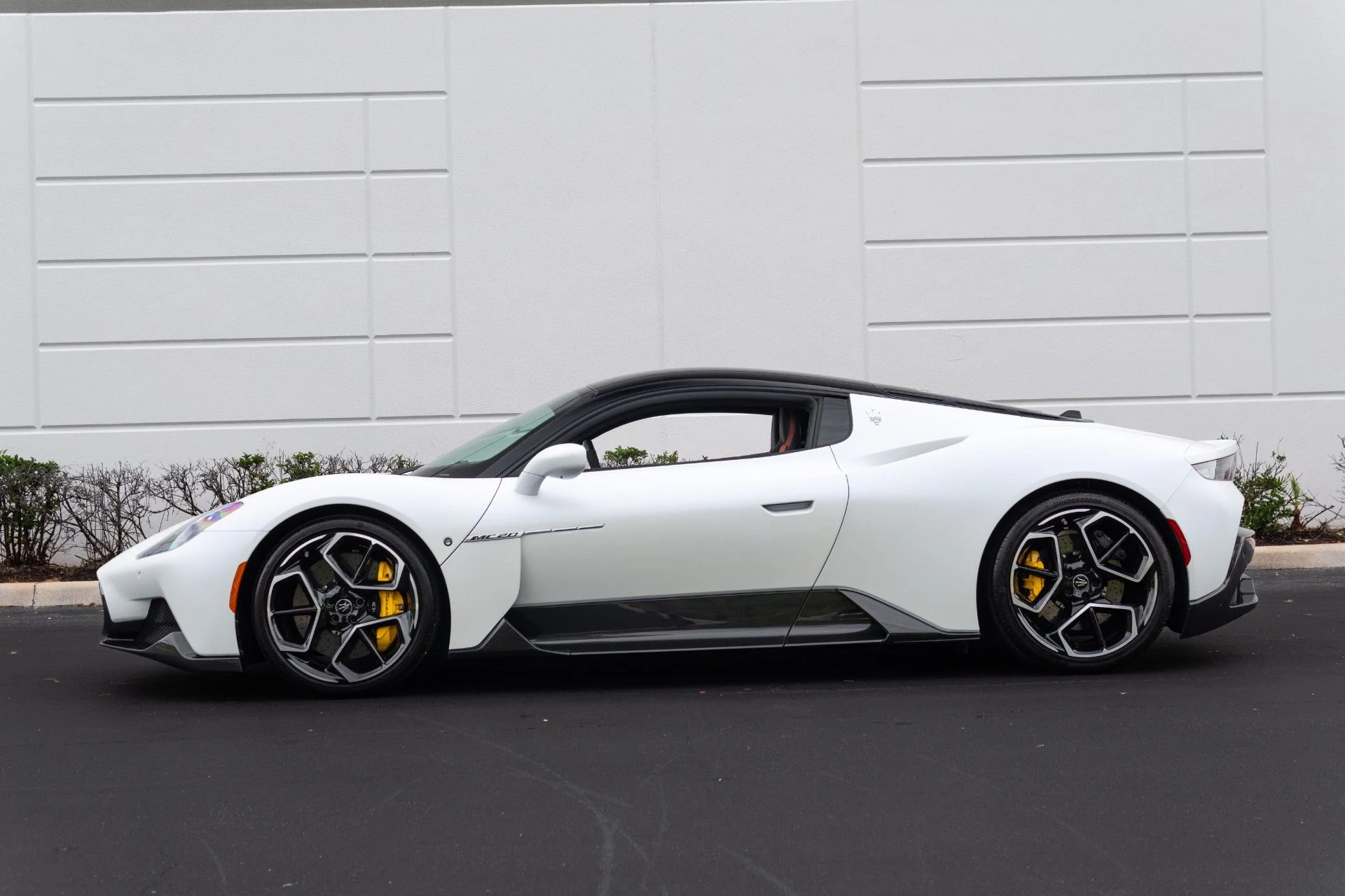 mph029_913003748_Used_2022_Maserati_MC_20_1777083905_61a6a9f448