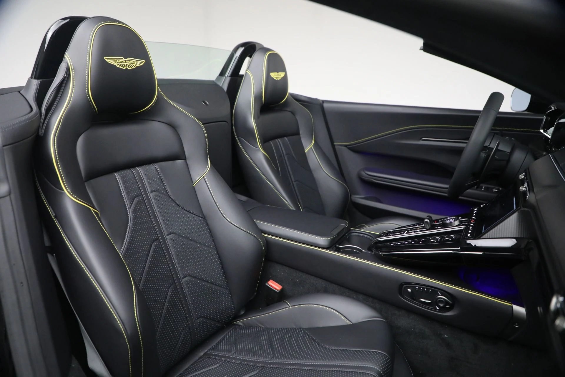 mph029_916150308_New_2026_Aston_Martin_Vantage_Roadster_1770848257_70c42d7015