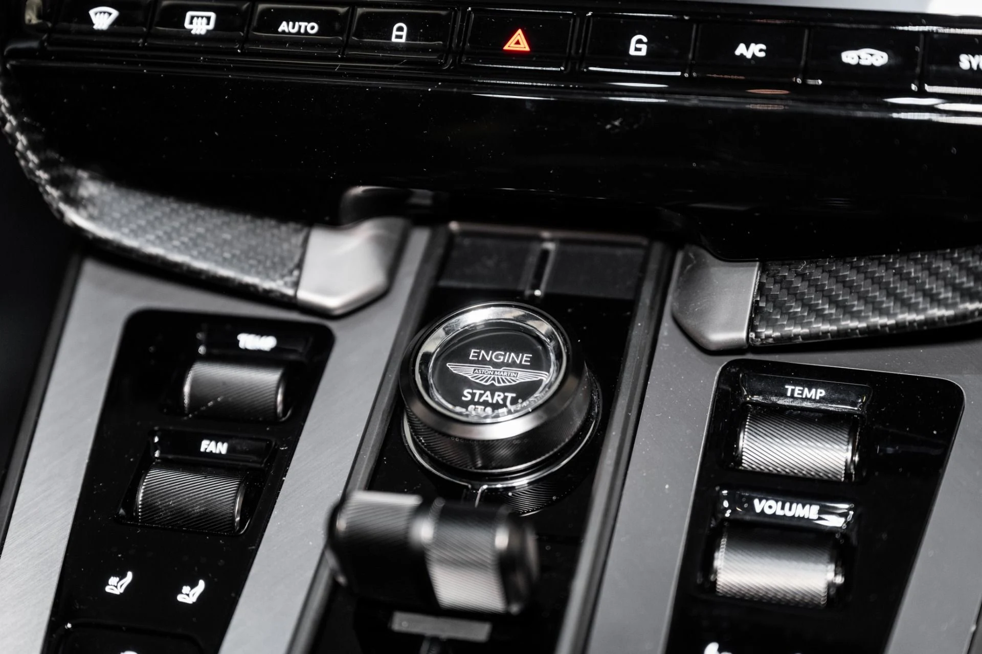 mph029_934554844_Used_2025_Aston_Martin_Vanquish_1741191405_b9806204c7