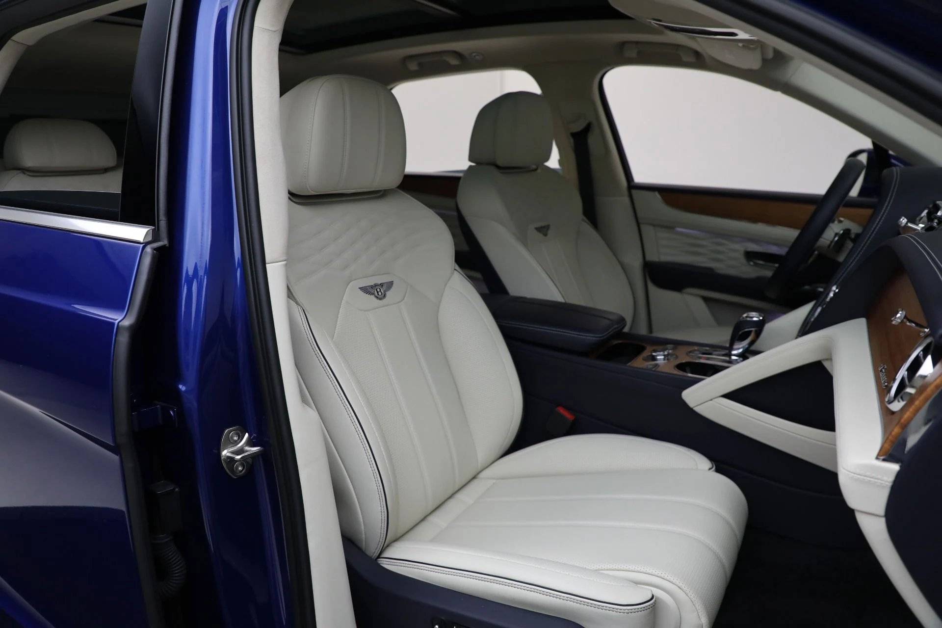 mph029_973509687_Used_2024_Bentley_Bentayga_Azure_V8_1f09a4cf7a