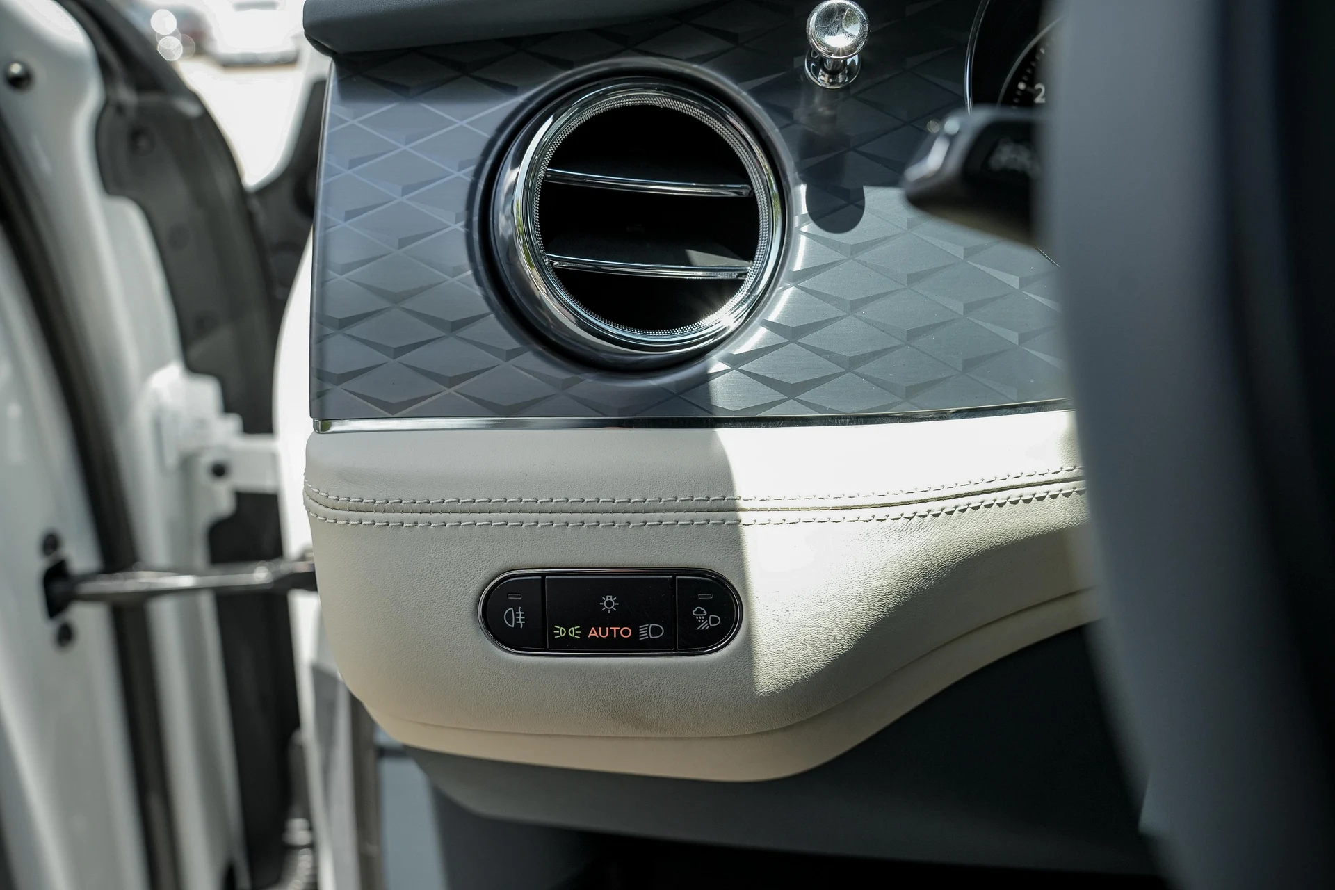mph029_9769012_Hi_Tech_Luxury_Imports_LLC_SJAAT_2_ZV_3_SC_030389_image_29_6043e38678