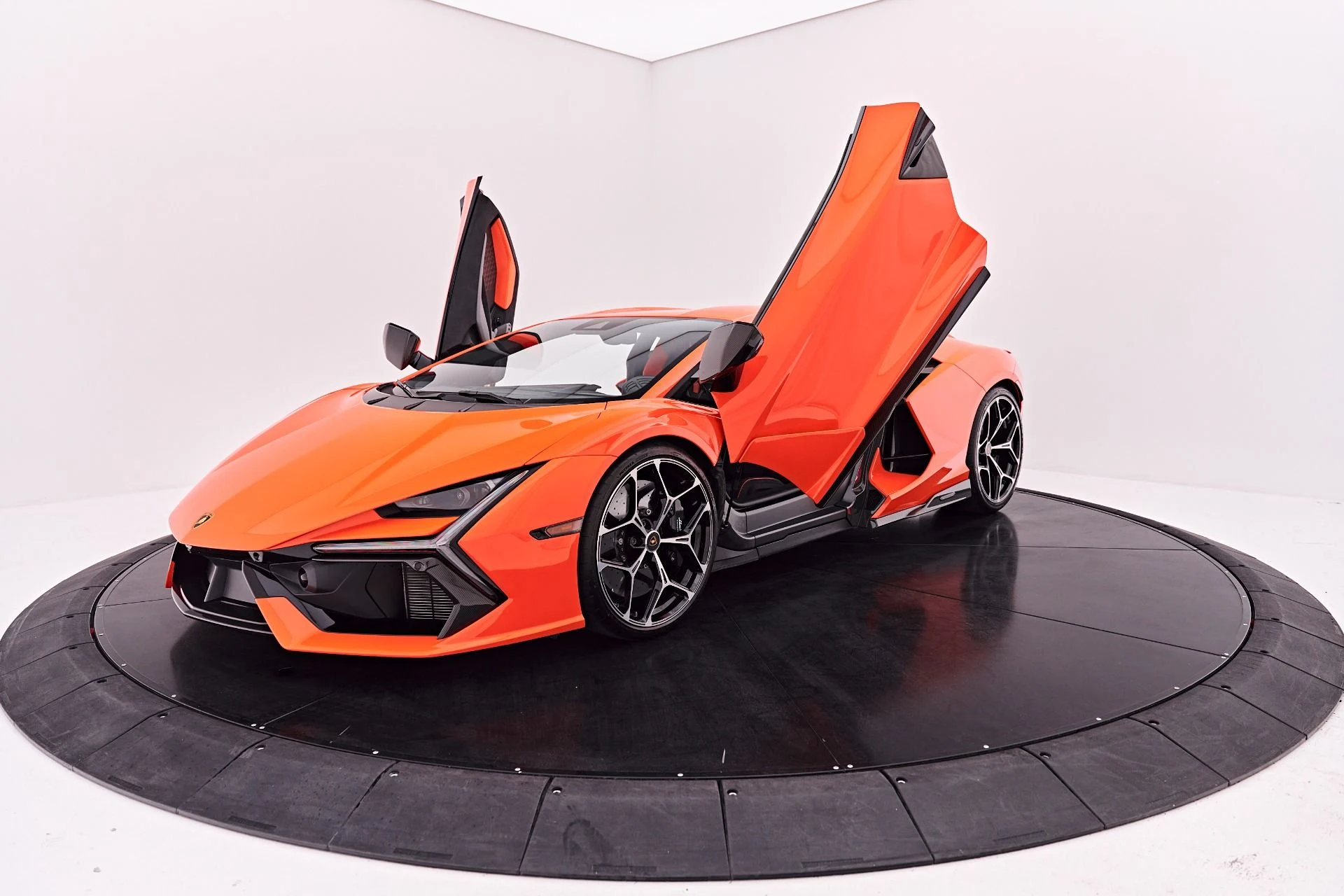 mph029_985513402_Used_2024_Lamborghini_Revuelto_Base_1786150915_0d401fb85f