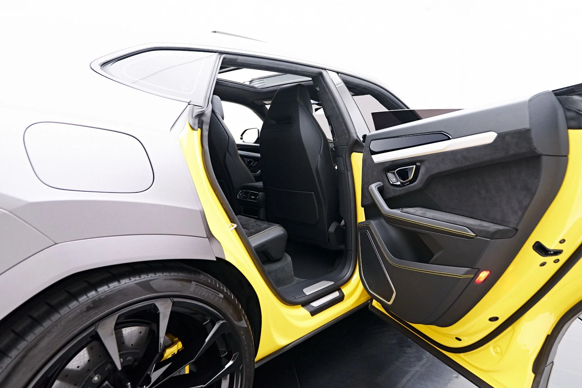 mph030_1007162820_Used_2021_Lamborghini_Urus_Base_1758751754_b999067abf