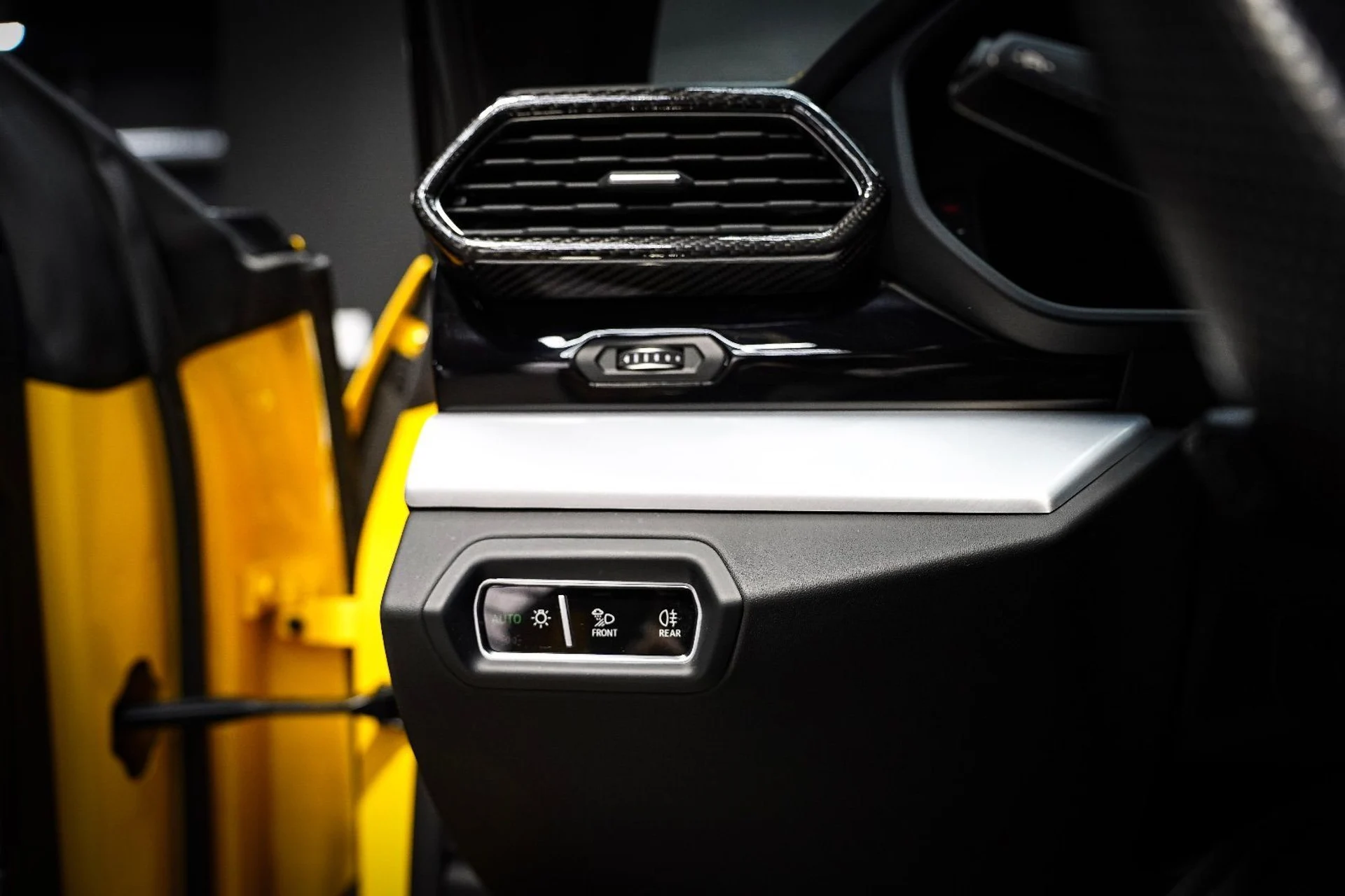 mph030_1010193113_37414663_04761_2020_lamborghini_urus_015_976ffca036