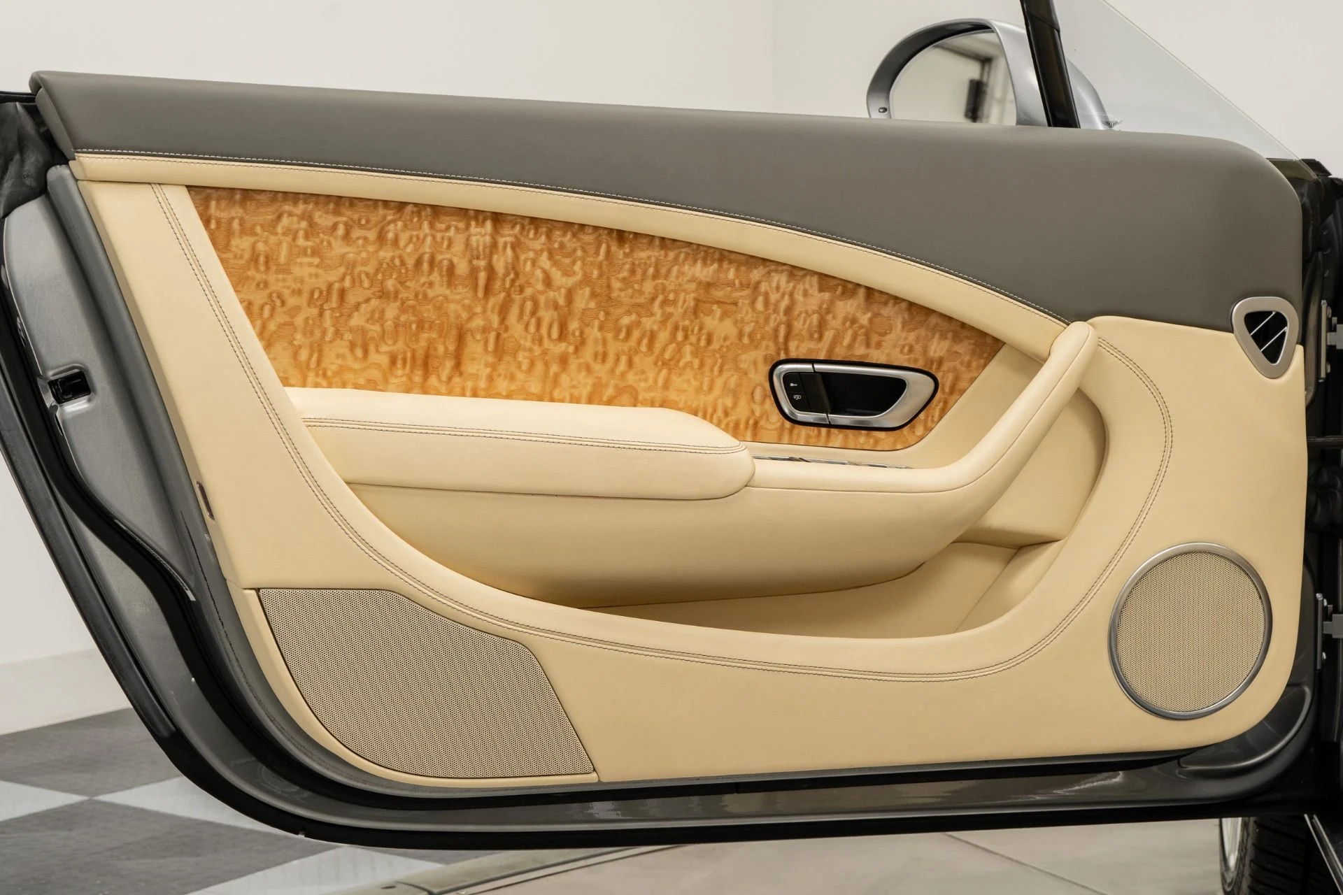 mph030_1013419486_Used_2016_Bentley_Continental_GTC_W12_Mulliner_Driving_Specification_1772642355_3db0d7b512