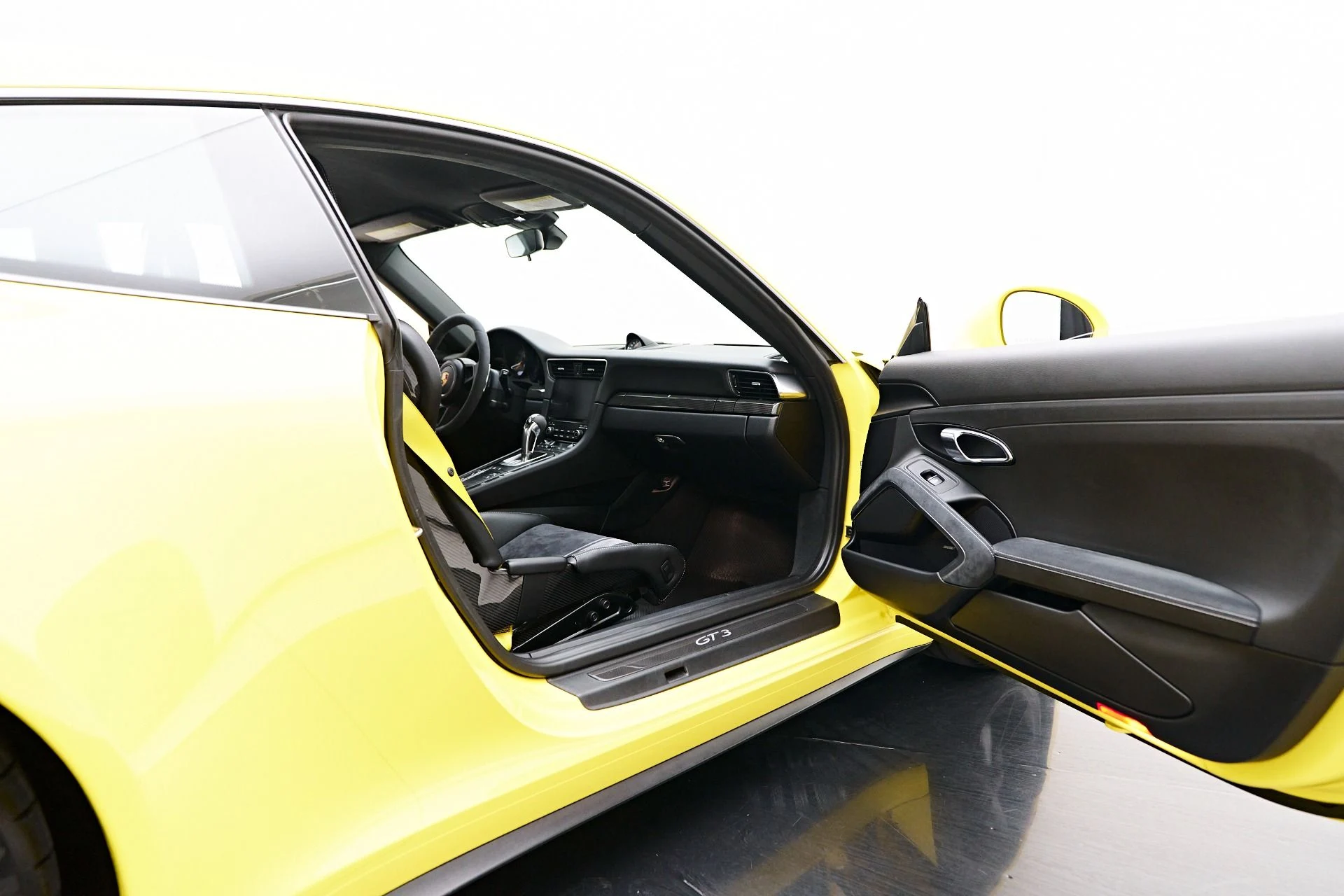 mph030_1015784293_Used_2018_Porsche_911_GT_3_1755896693_433c54312c