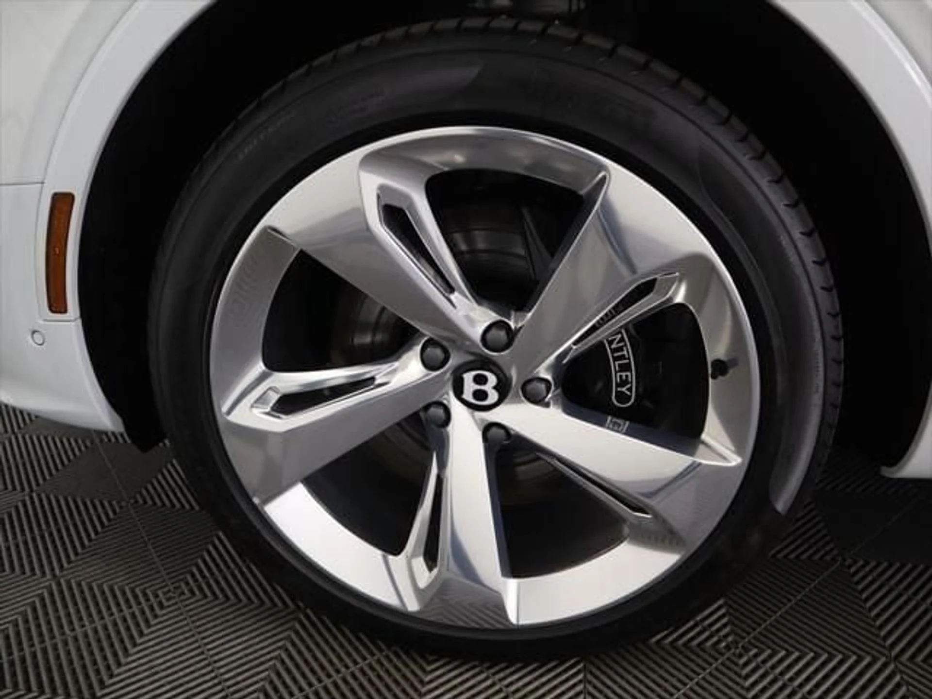 mph030_1036408867_used_2025_bentley_bentayga_ewb_v8awd_8119_23022887_31_640_f74b37376f