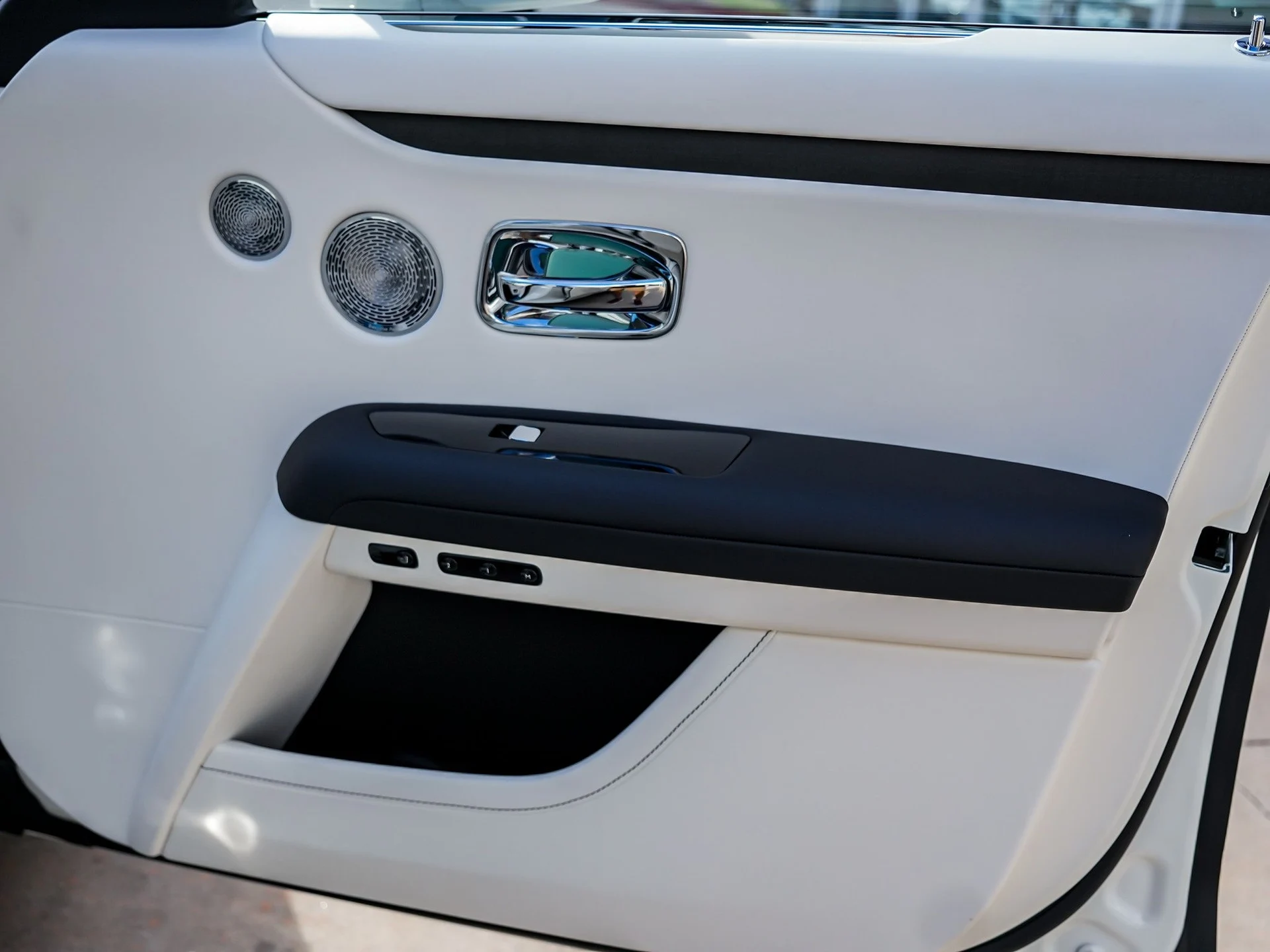 mph030_1045804286_Hi_Tech_Luxury_Imports_LLC_SCA_23_GZ_00_VU_236165_image_30_cb952a69ca
