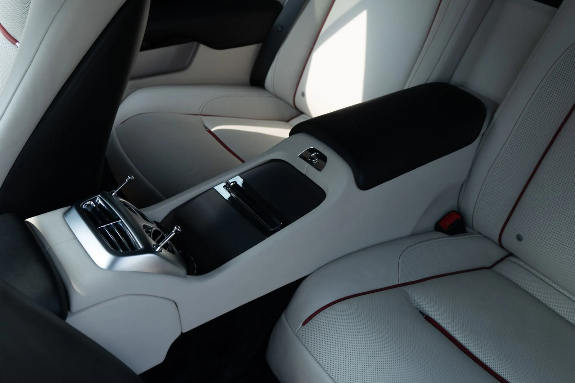 mph030_1078083669_Used_2017_Rolls_Royce_Dawn_1771784248_076cf9e3f2