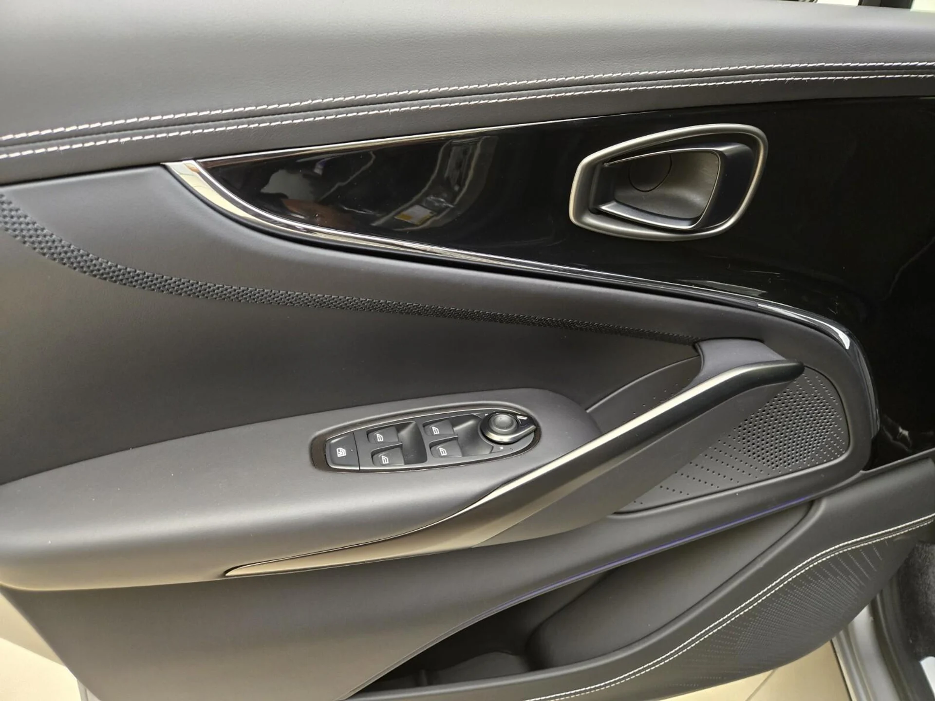 mph030_1085632030_New_2025_Aston_Martin_DBX_707_1753162768_7681ebc51e
