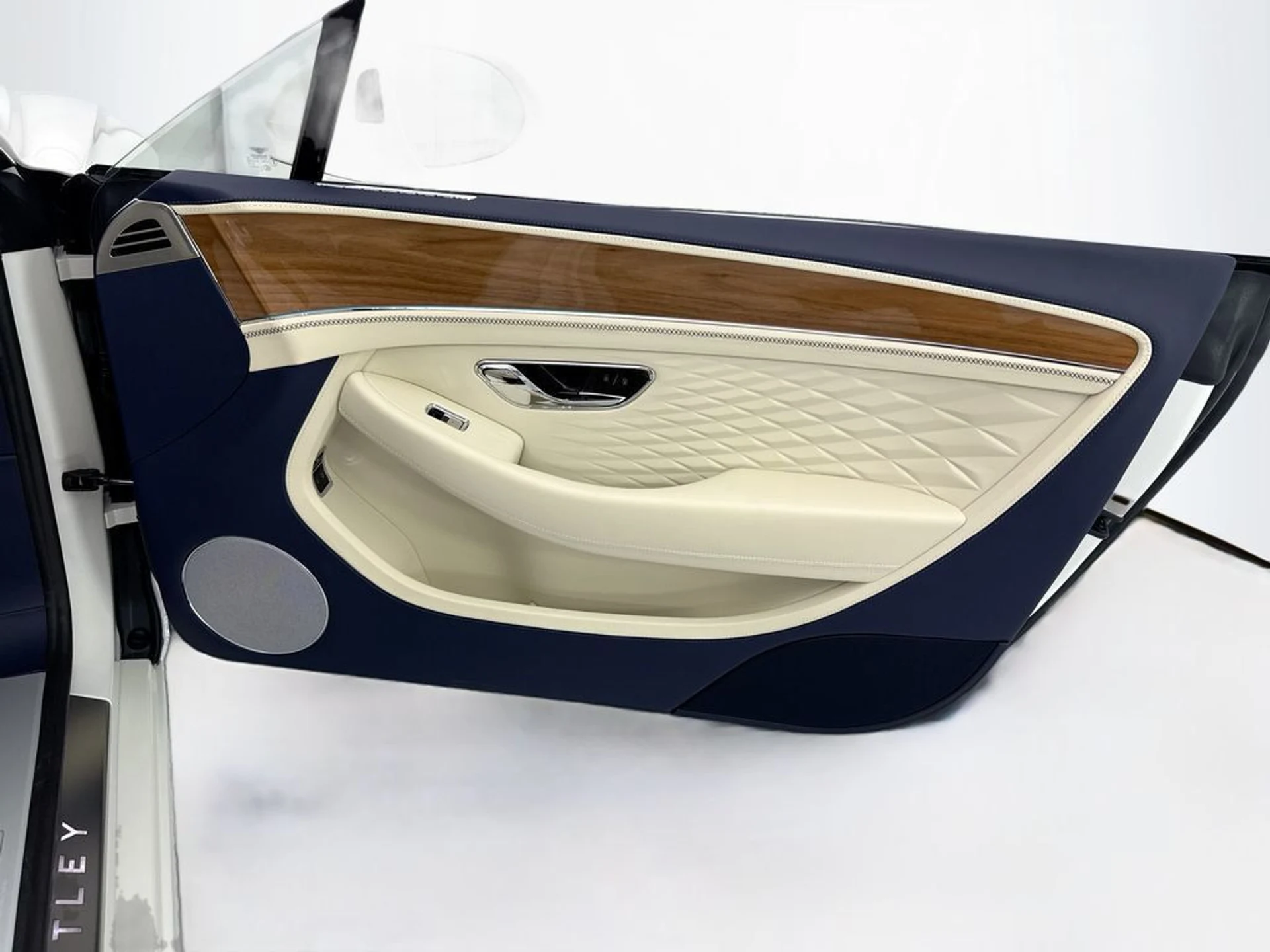 mph030_1091303348_new_2026_bentley_continental_gtc_8119_22995386_31_1024_be3dcc9fdc