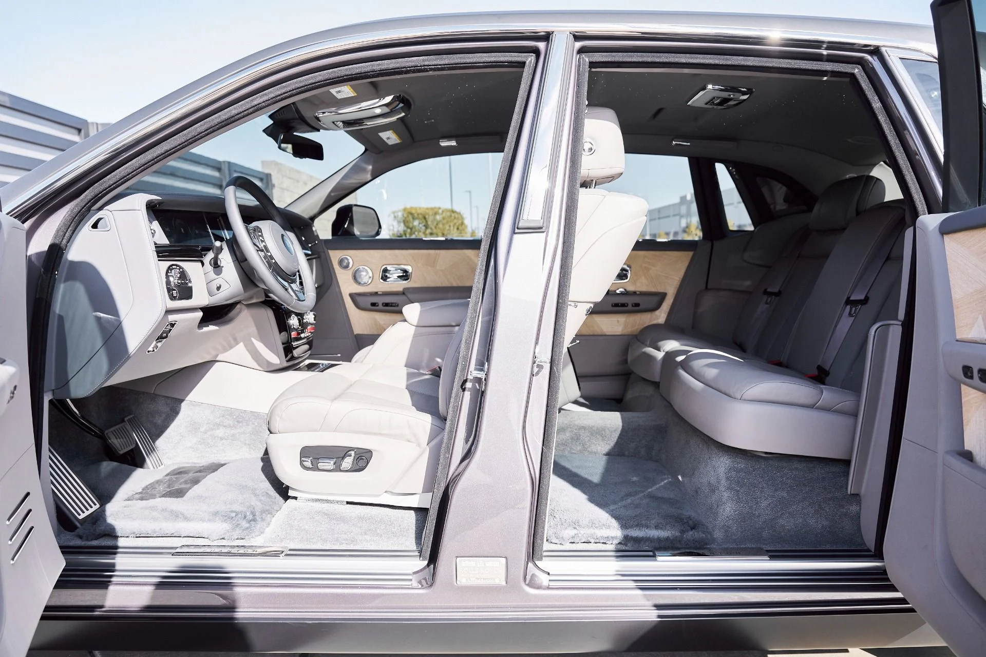 mph030_1097072046_Used_2025_Rolls_Royce_Phantom_Base_1769480909_dccf9b61c4