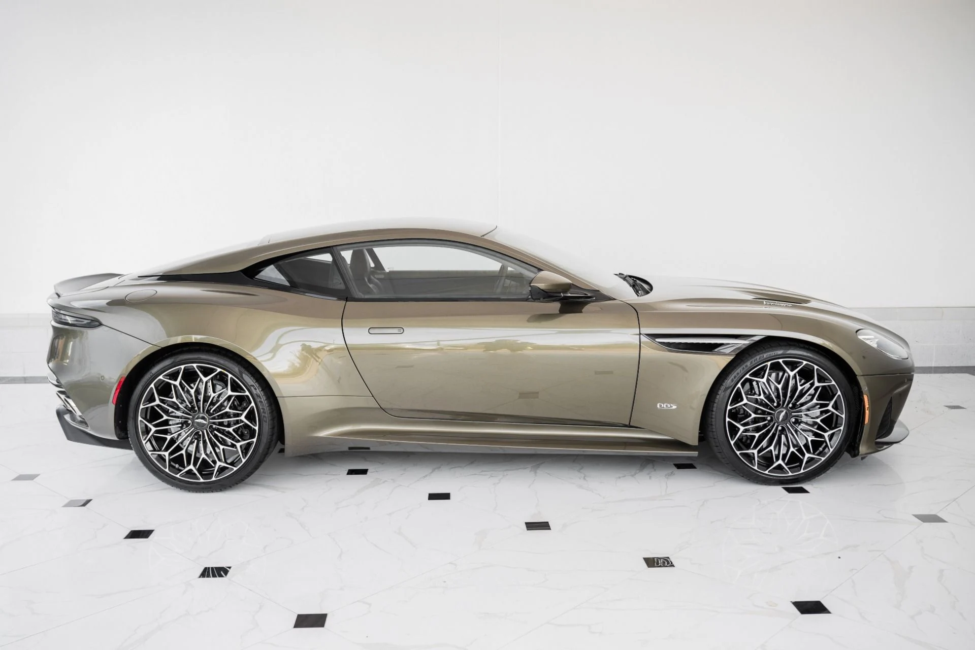 mph030_1107441206_Used_2020_Aston_Martin_DBS_Superleggera_007_OHMSS_Edition_1679175725_97039161b6