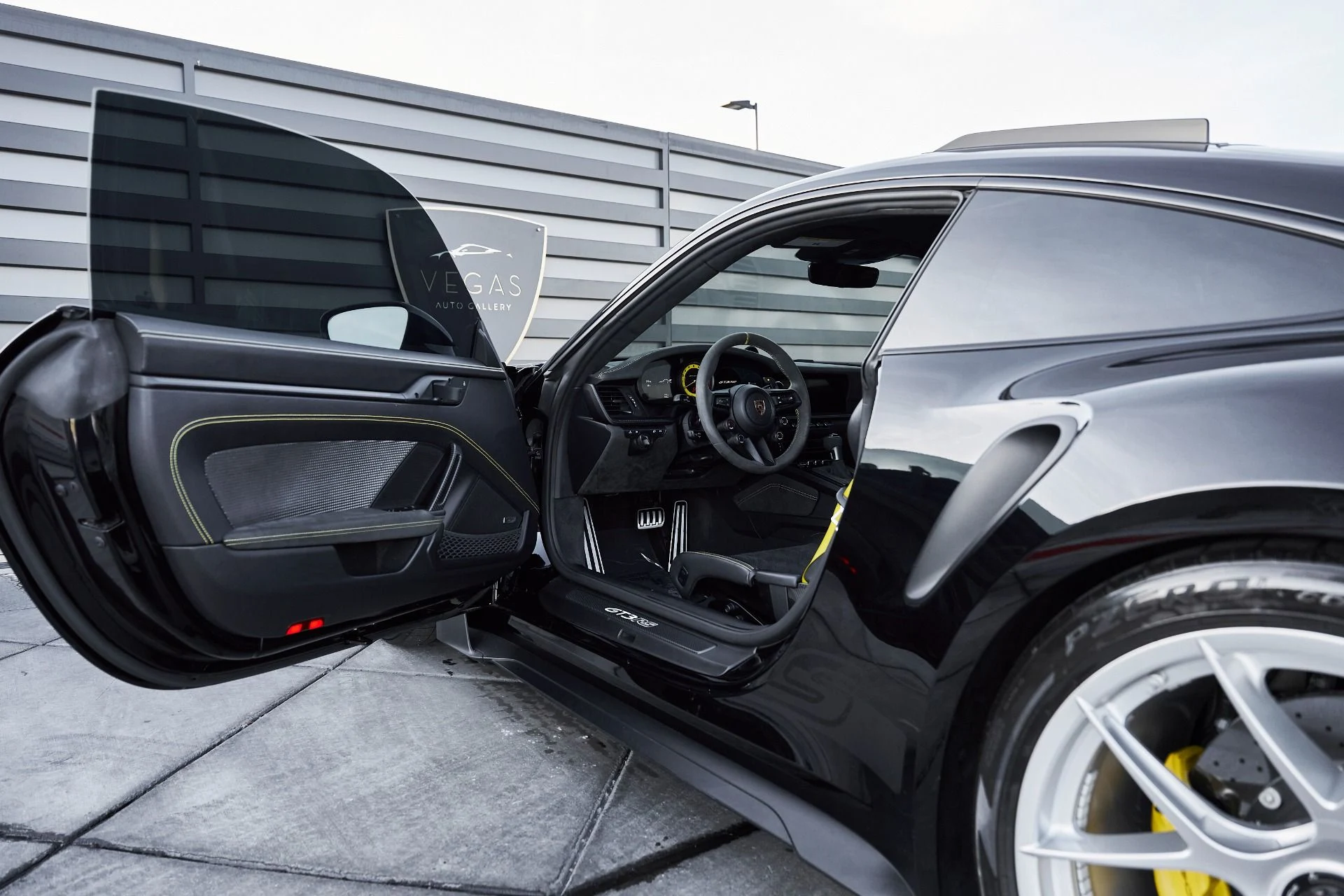 mph030_1119952388_Used_2024_Porsche_911_GT_3_RS_1766112752_d4d53028b3