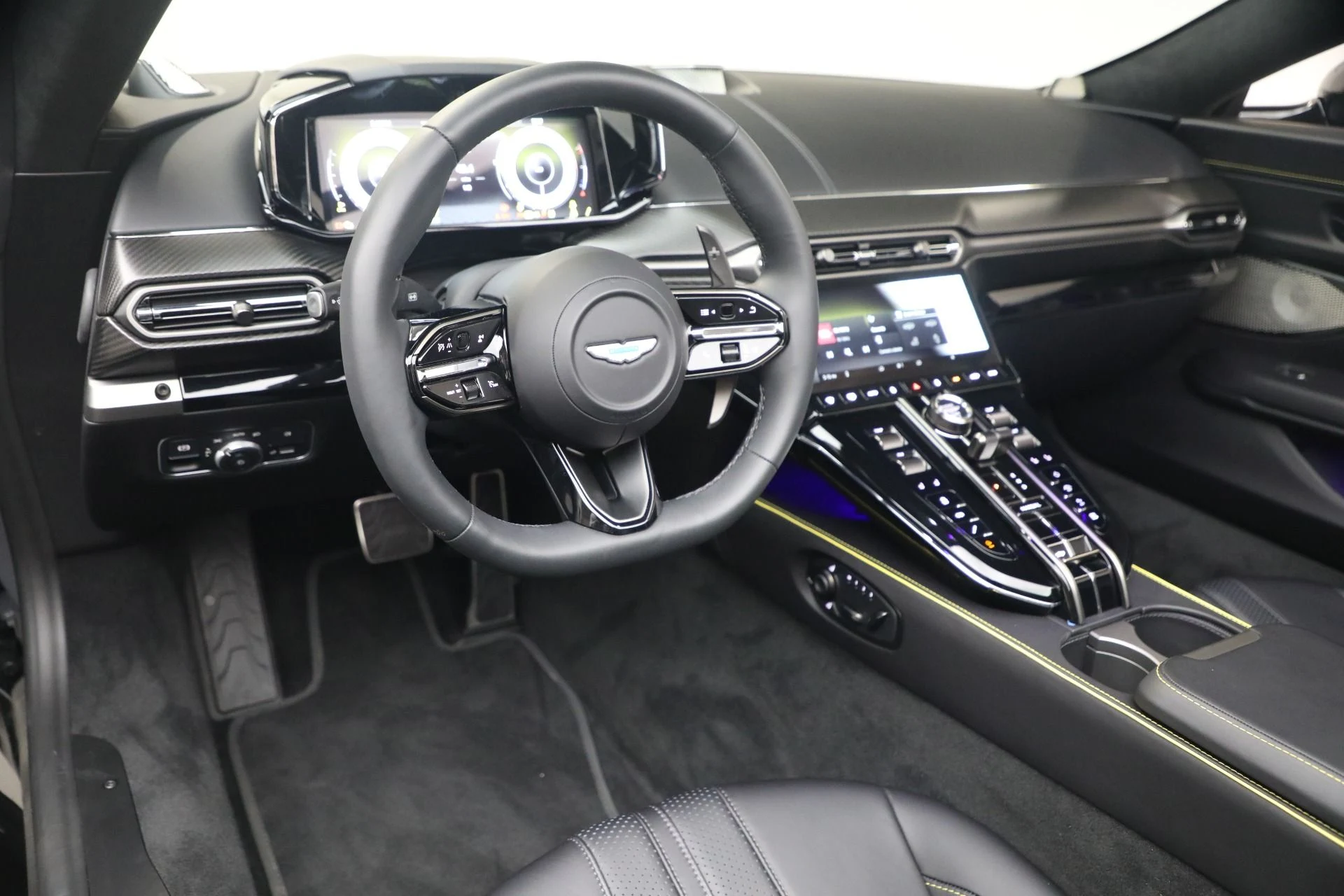 mph030_1136339576_New_2026_Aston_Martin_Vantage_Roadster_1790027458_0ba9b35493