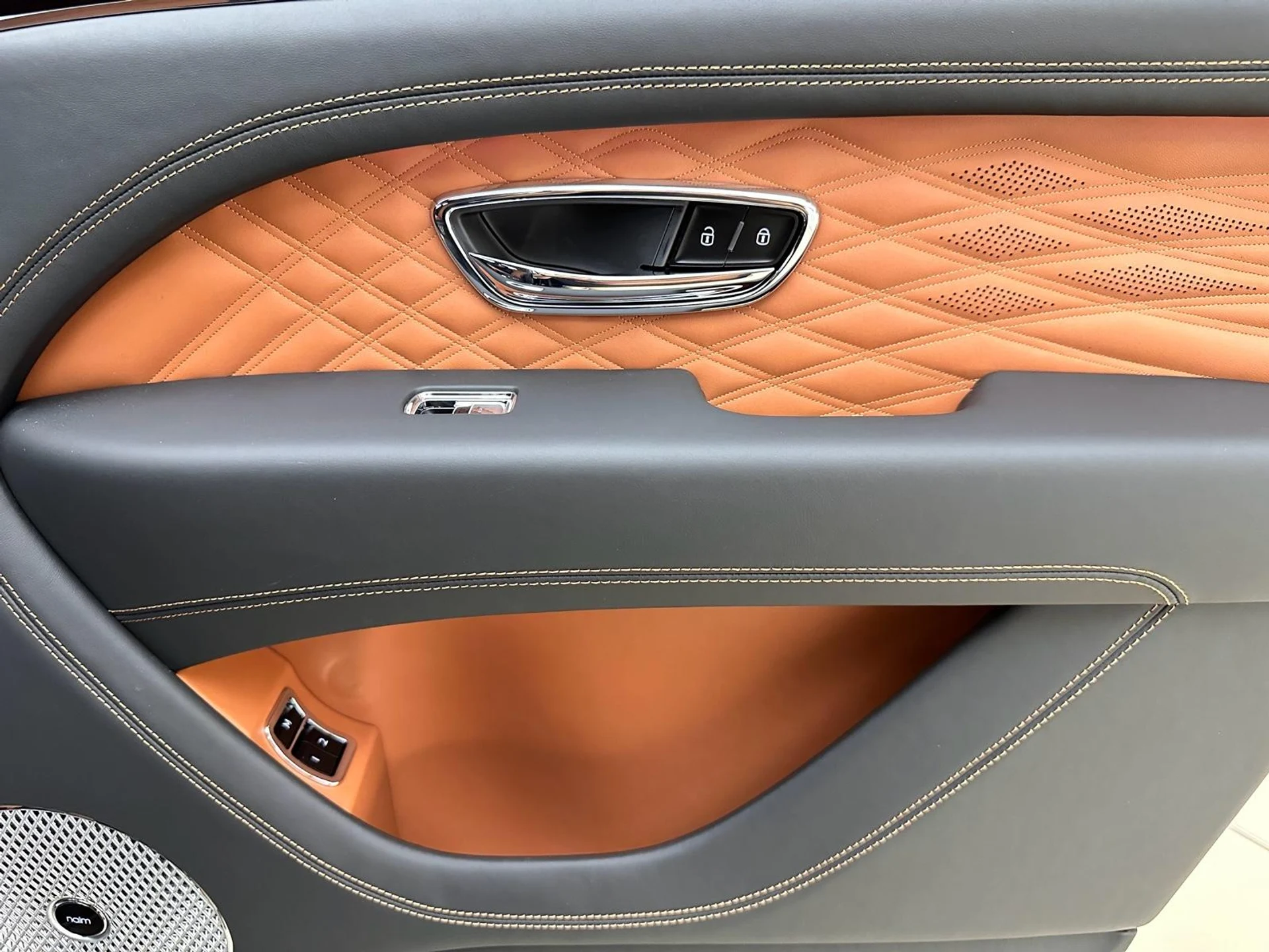 mph030_1138501115_Used_2024_Bentley_Bentayga_V8_1773982919_d45bb3af73