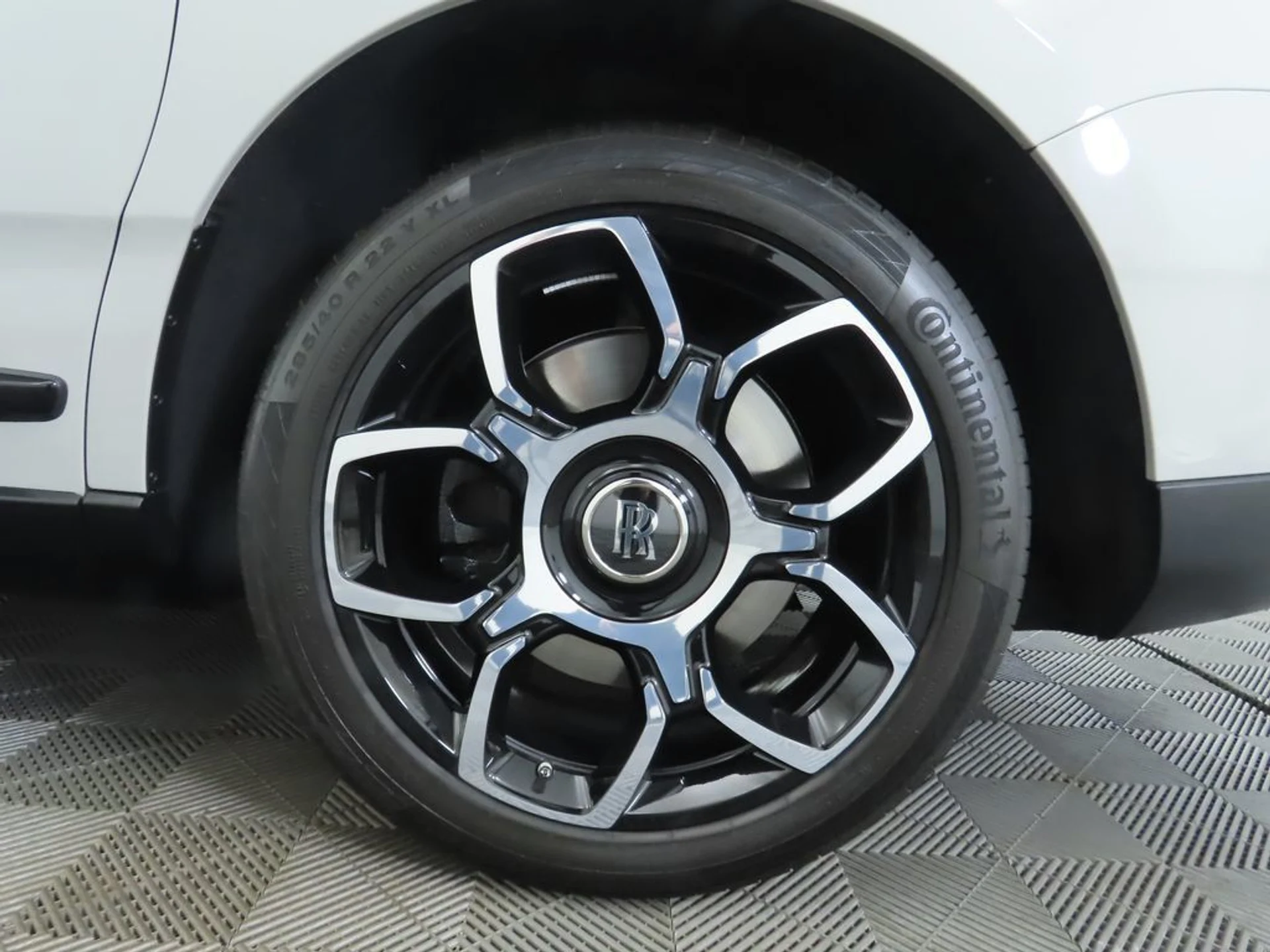 mph030_1168784176_used_2023_rolls_royce_cullinan_blackbadgesportutility_8119_22957248_31_1024_39a06cbb38