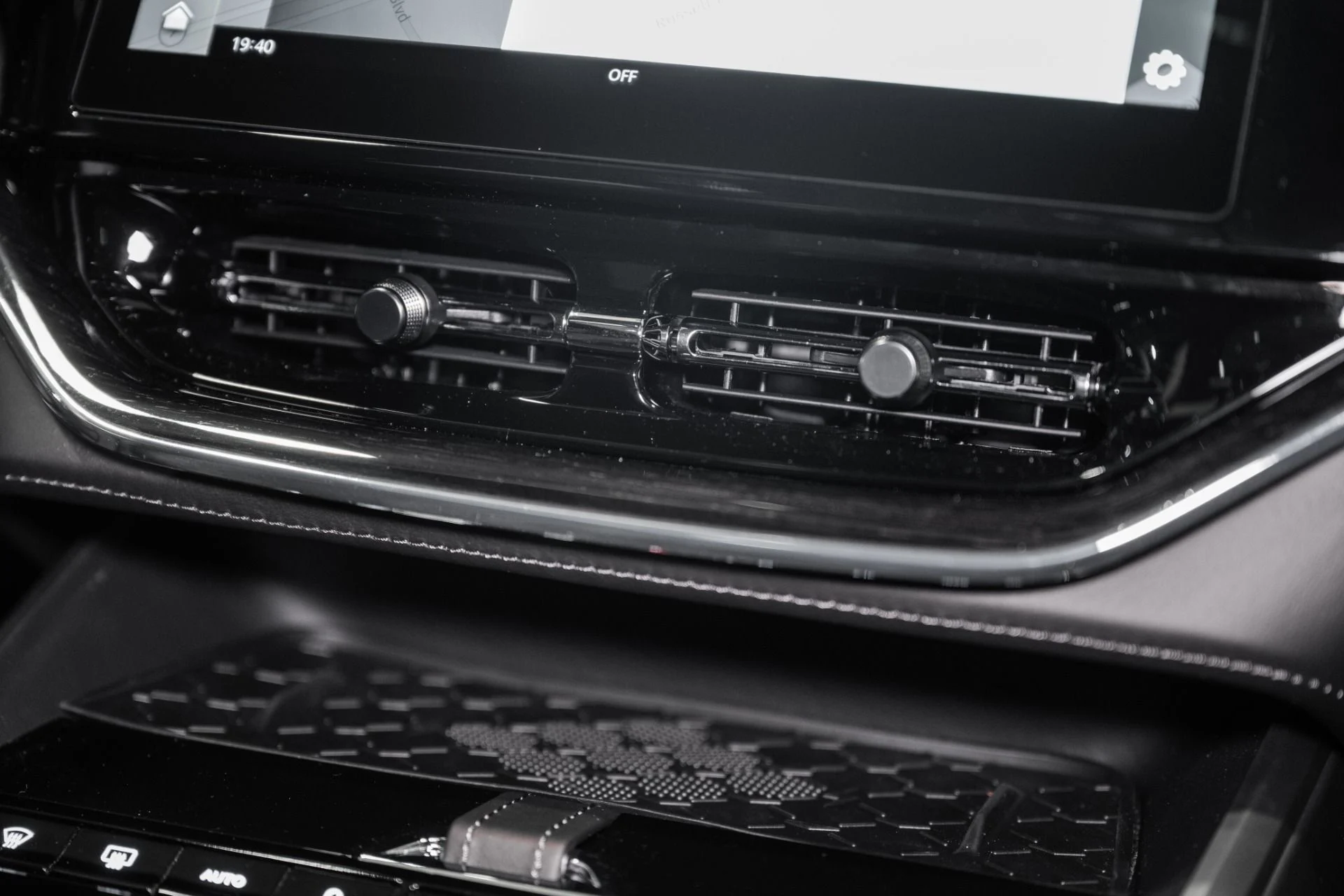 mph030_1178107734_New_2026_Aston_Martin_DBX_707_1765217762_809928782c