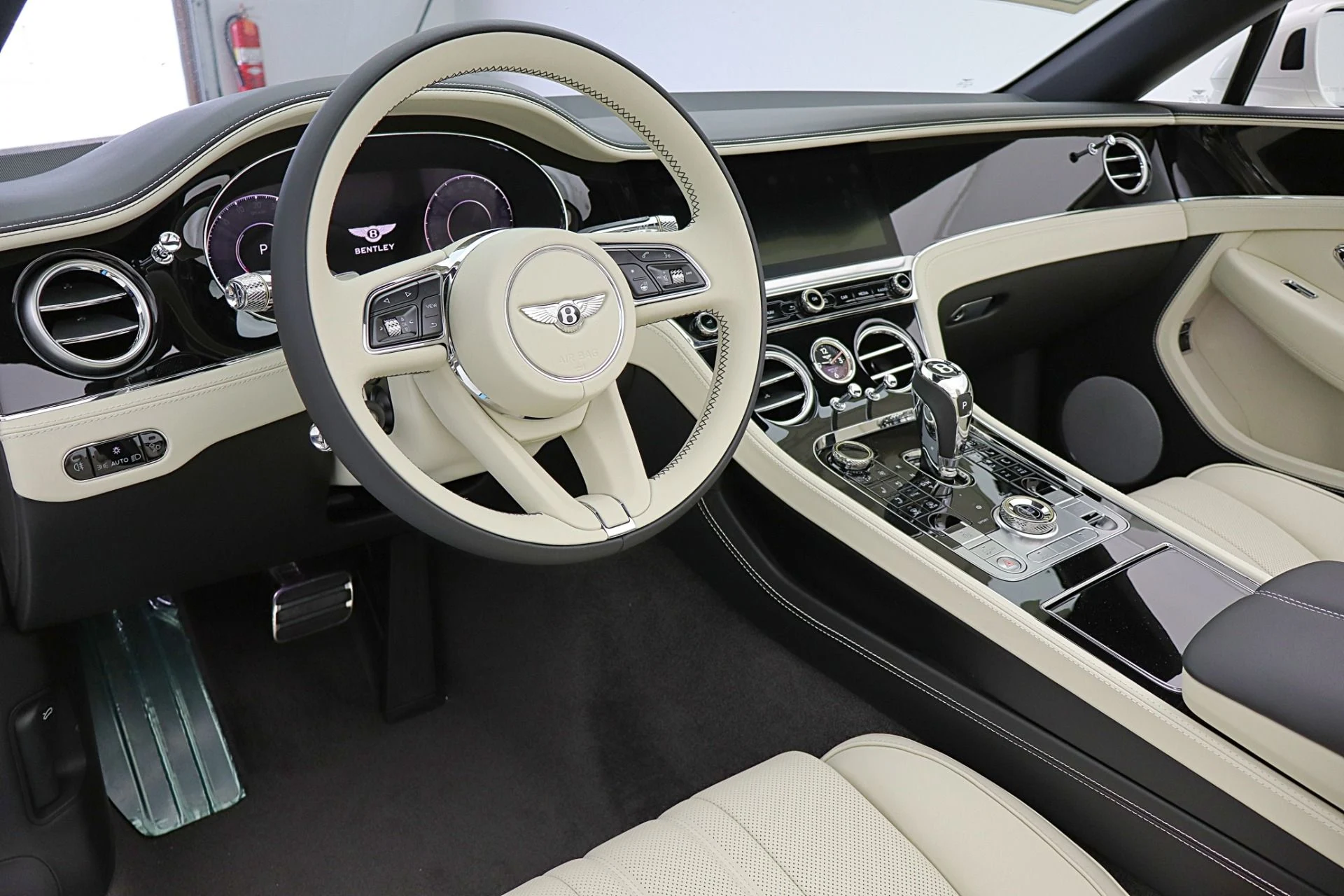 mph030_1178147176_New_2026_Bentley_Continental_GTC_325f65b76b
