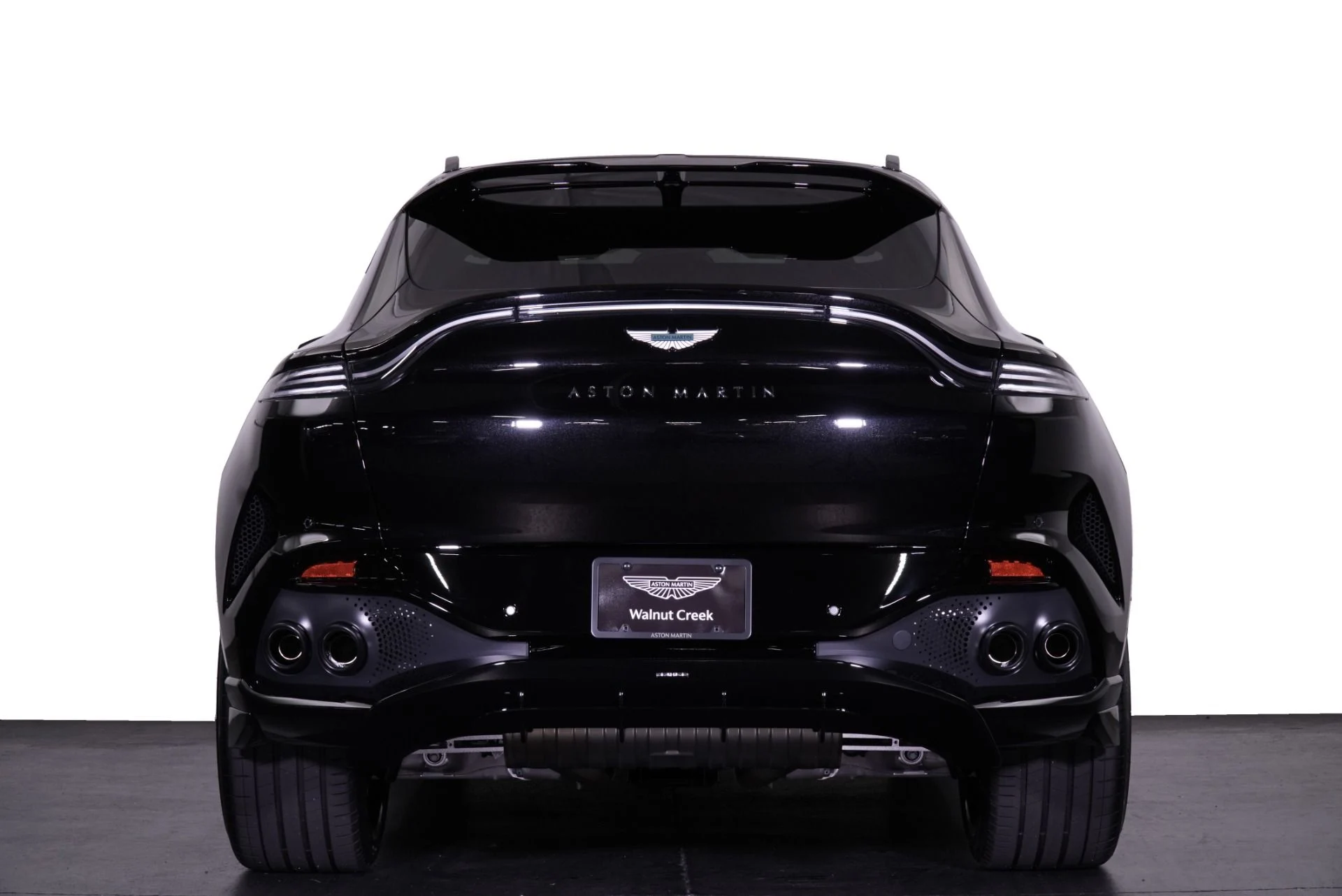 mph030_118221539_New_2026_Aston_Martin_DBX_707_1762322943_505b2b0791