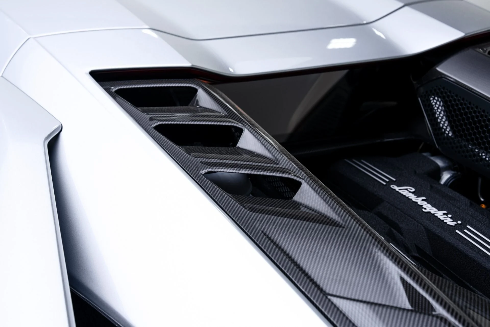 mph030_1195906770_Used_2025_Lamborghini_Revuelto_1770663111_5cd5740bdf