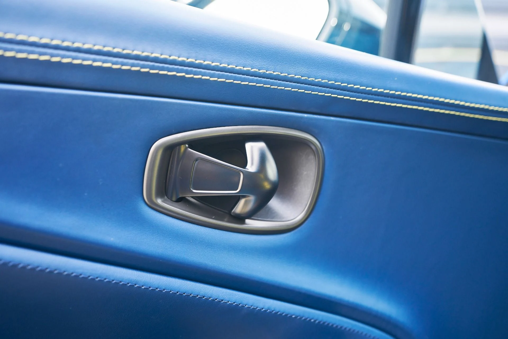 mph030_1211310448_Used_2023_Aston_Martin_DBX_707_1762900349_c7cf6985d5