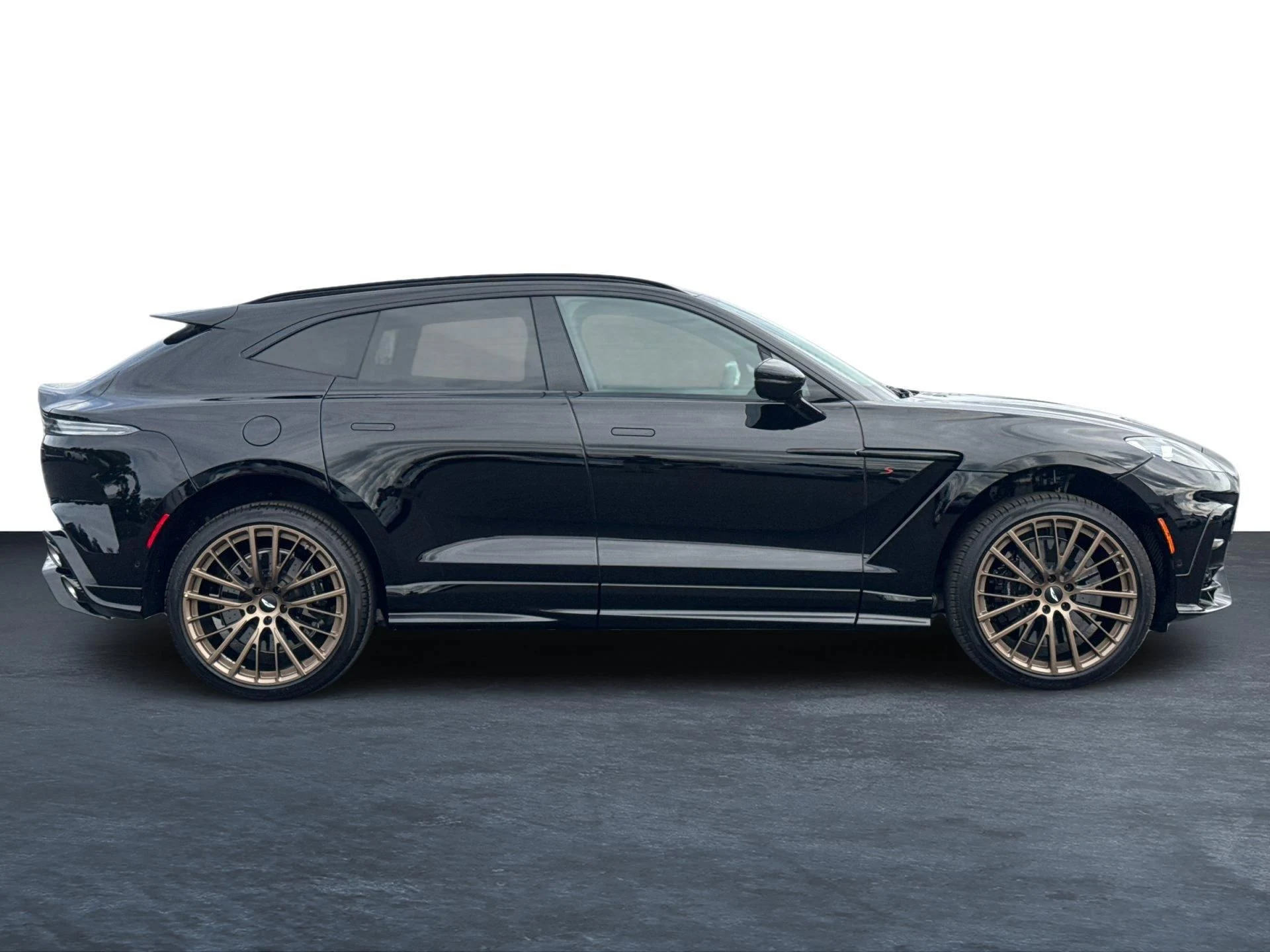 mph030_1214005327_New_2026_Aston_Martin_DBX_S_1793357275_577682687b