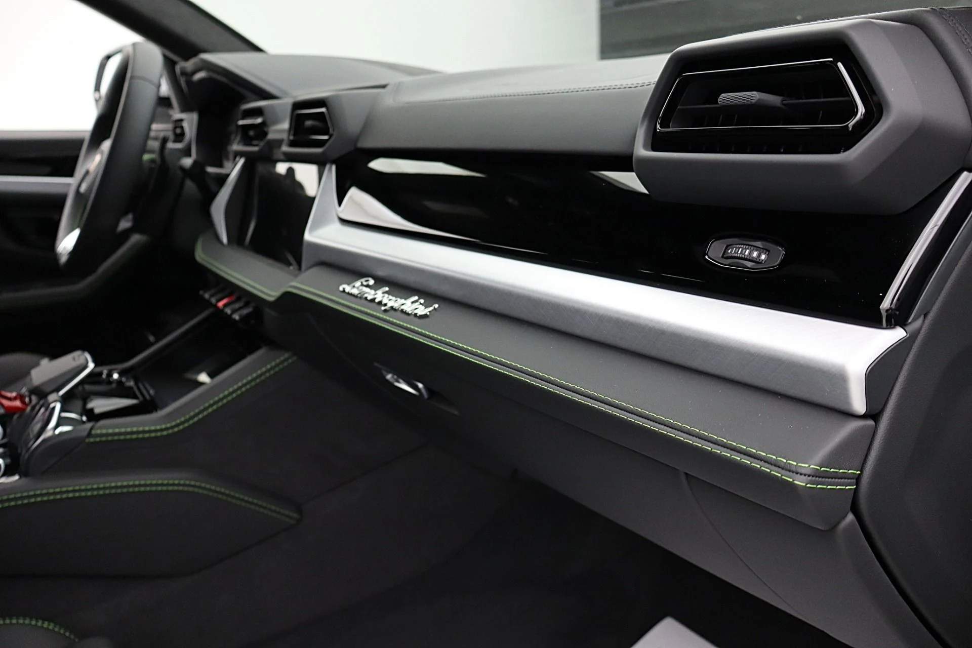 mph030_1259127242_New_2026_Lamborghini_Urus_SE_ed7d98f962
