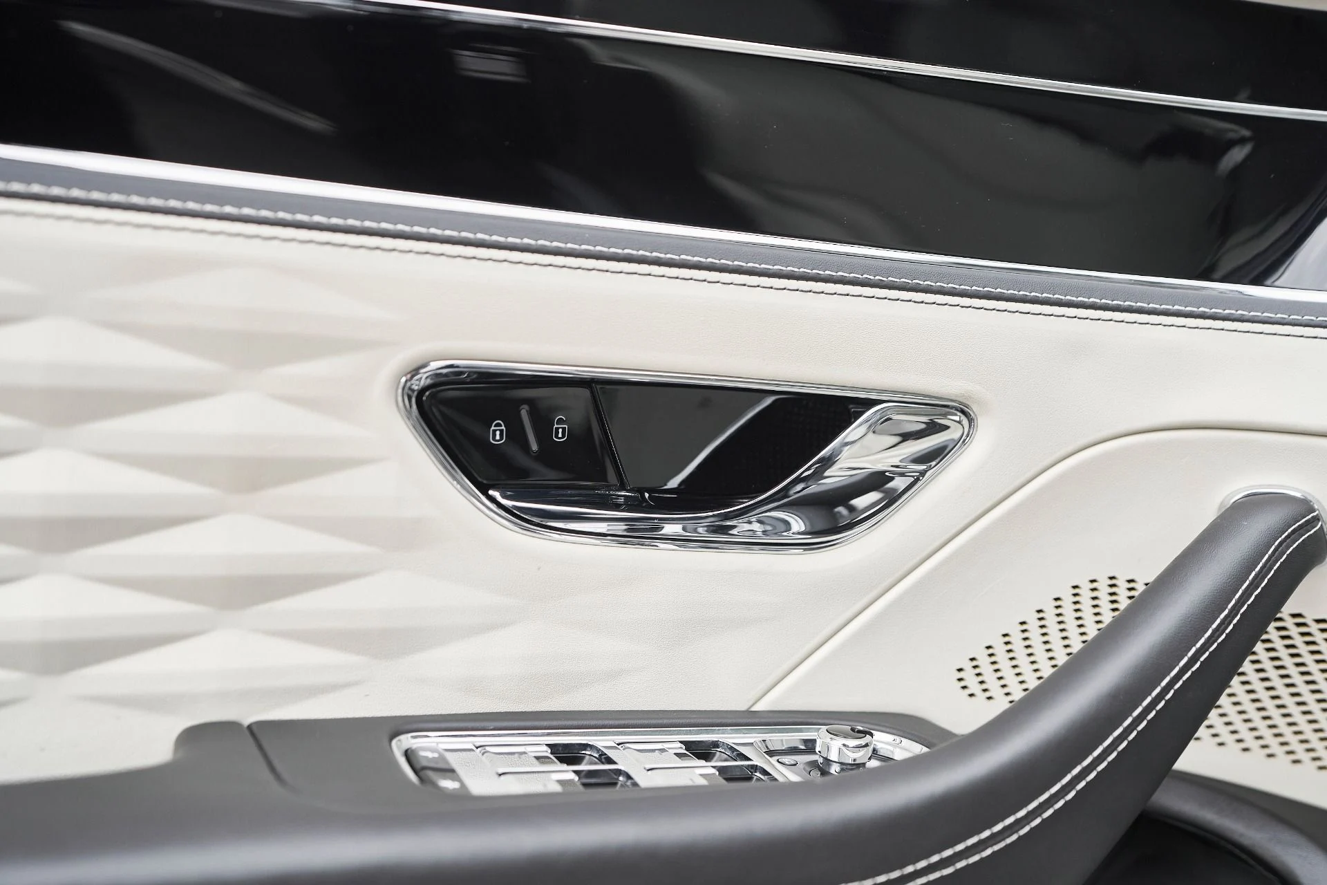 mph030_1268060805_Used_2022_Bentley_Flying_Spur_V8_1763502805_d585152e48