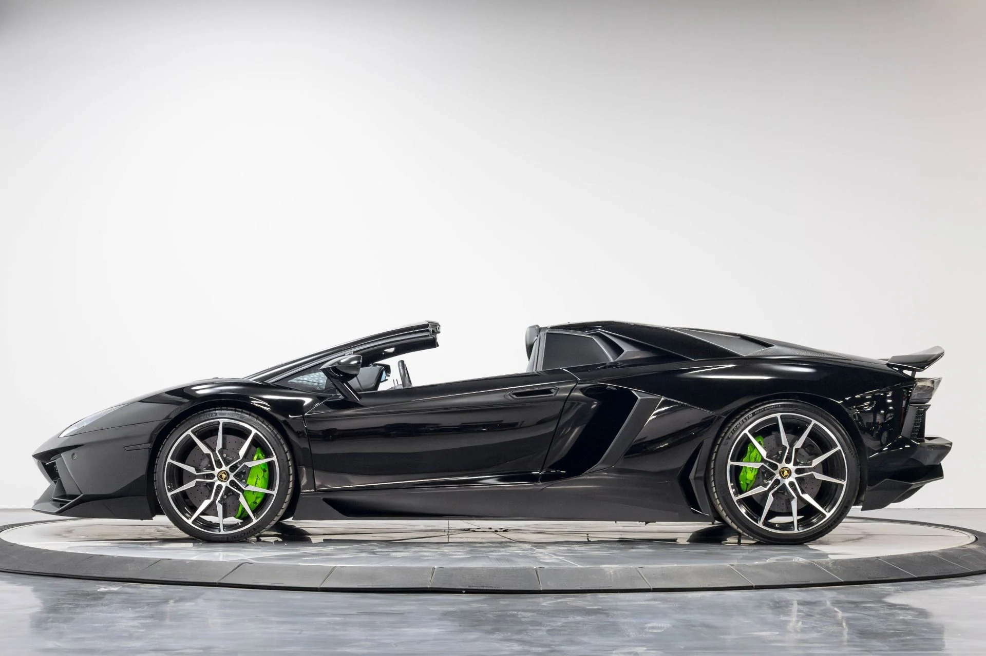 mph030_1279658624_Used_2015_Lamborghini_Aventador_LP_700_4_1780593182_866980159c