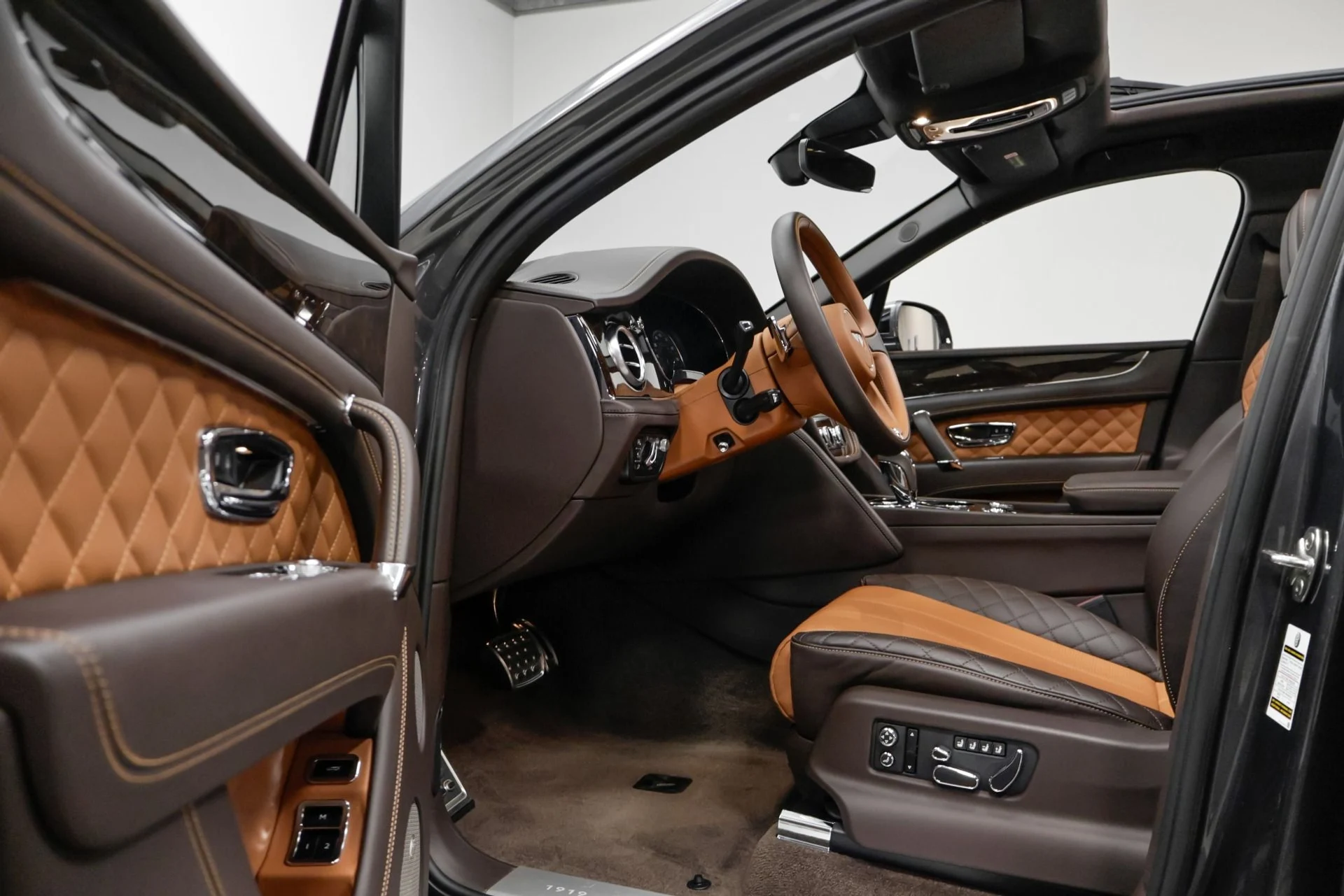 mph030_1313728090_Used_2020_Bentley_Bentayga_V8_1761664862_f6037910d0