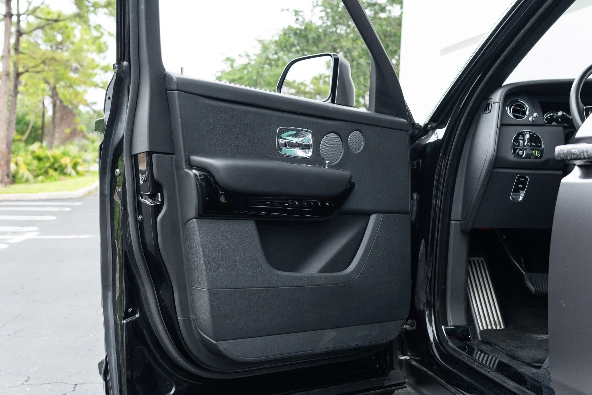 mph030_1318250641_Used_2020_Rolls_Royce_Cullinan_1775753700_73adfd9d50