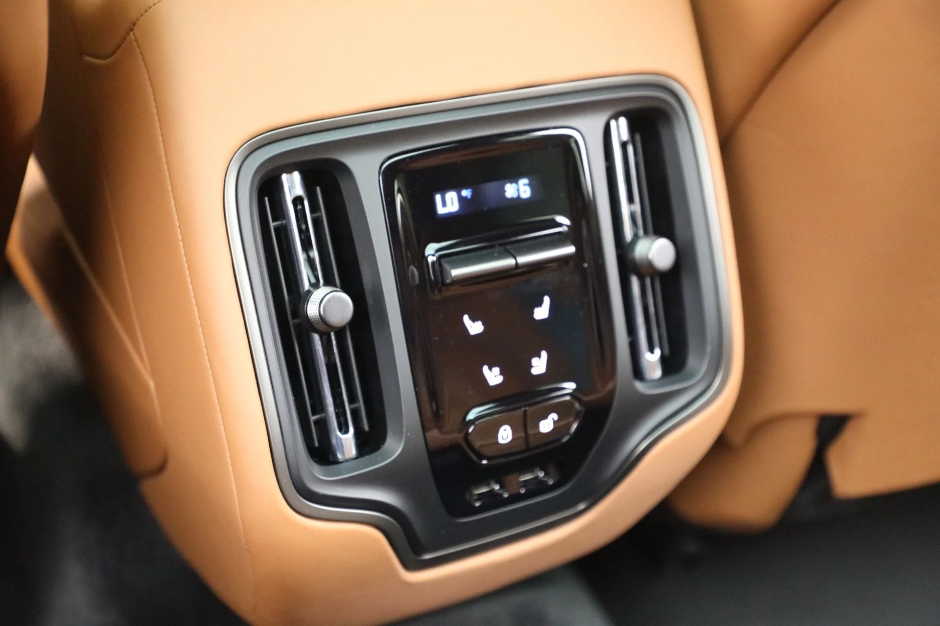 mph030_1325209908_New_2026_Aston_Martin_DBX_707_1767991894_804b2001d7