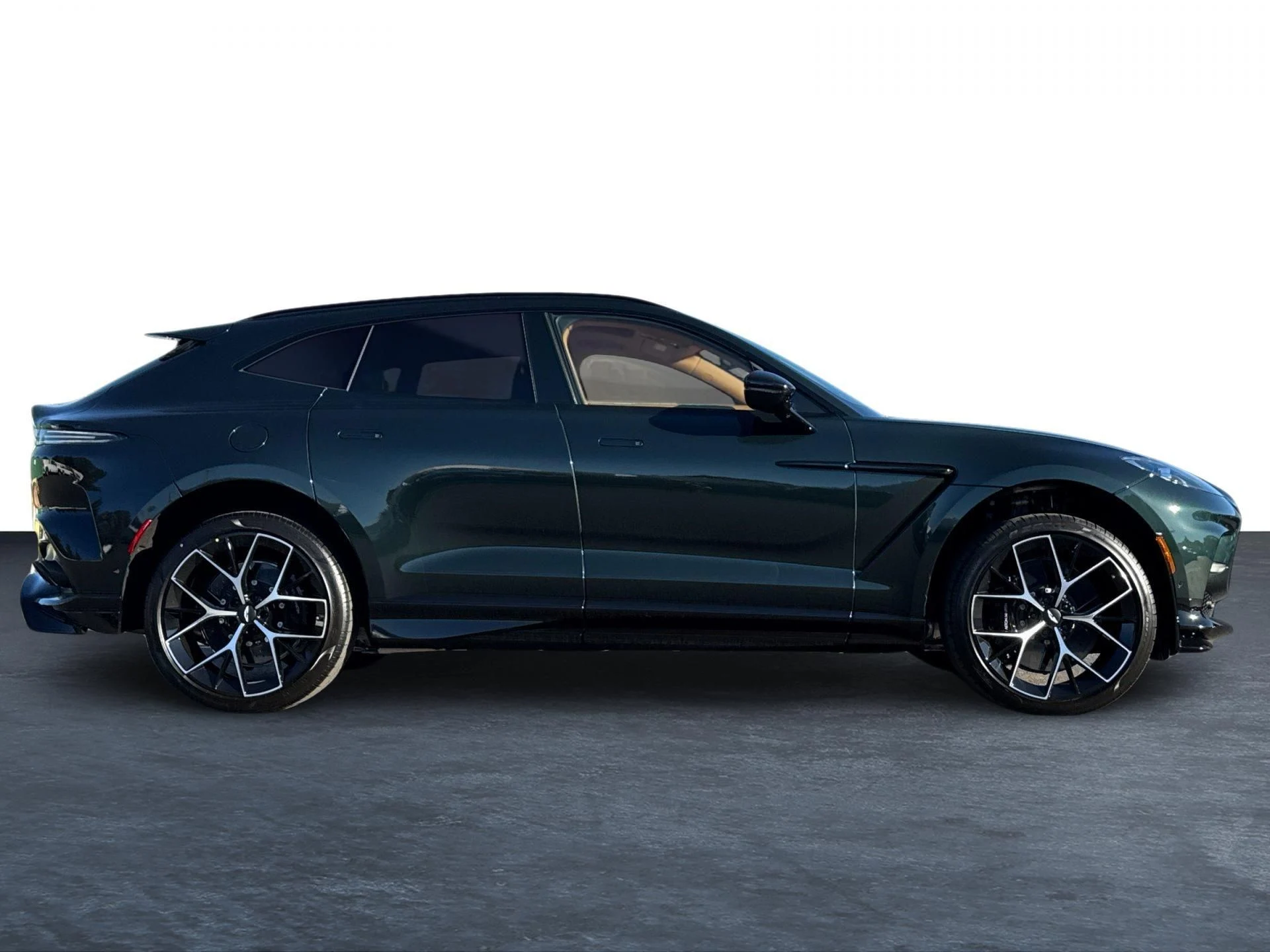 mph030_1351334997_New_2026_Aston_Martin_DBX_707_1768403585_0e914401b3