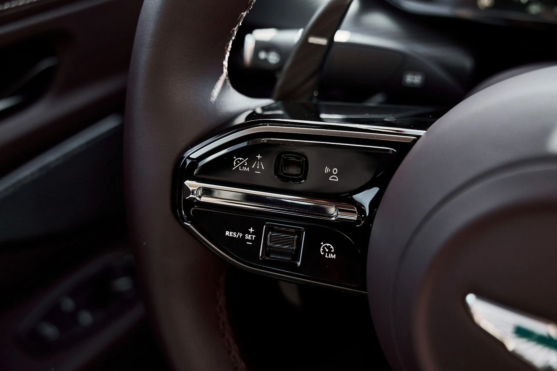 mph030_1363994499_Used_2026_Aston_Martin_Vantage_S_1778102489_25d0d6413a