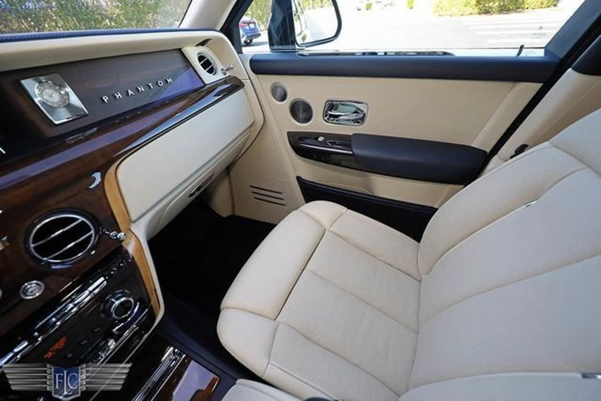 mph030_1365339853_used_2018_rolls_royce_phantom_sedan_6305_22718398_35_640_90855fa6a0