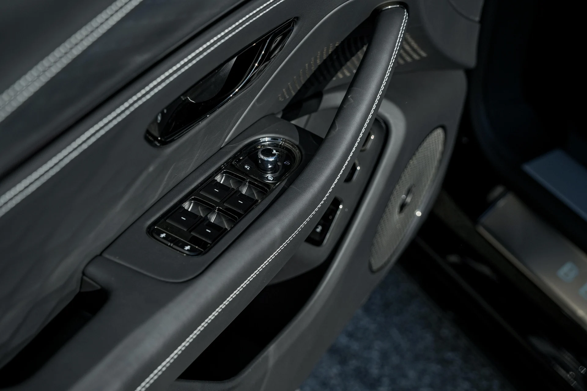 mph030_1369841806_Hi_Tech_Luxury_Imports_LLC_SCBBR_6_ZG_1_SC_022806_image_30_e3d9efb3e9