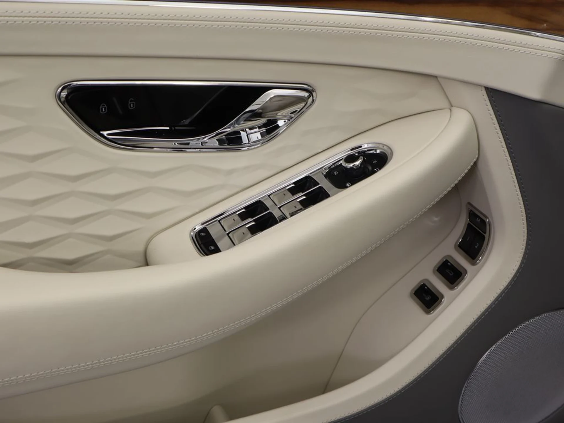 mph030_1375460737_used_2025_bentley_continental_gtspeedconvertible_8119_22974147_31_1024_371e9f849f