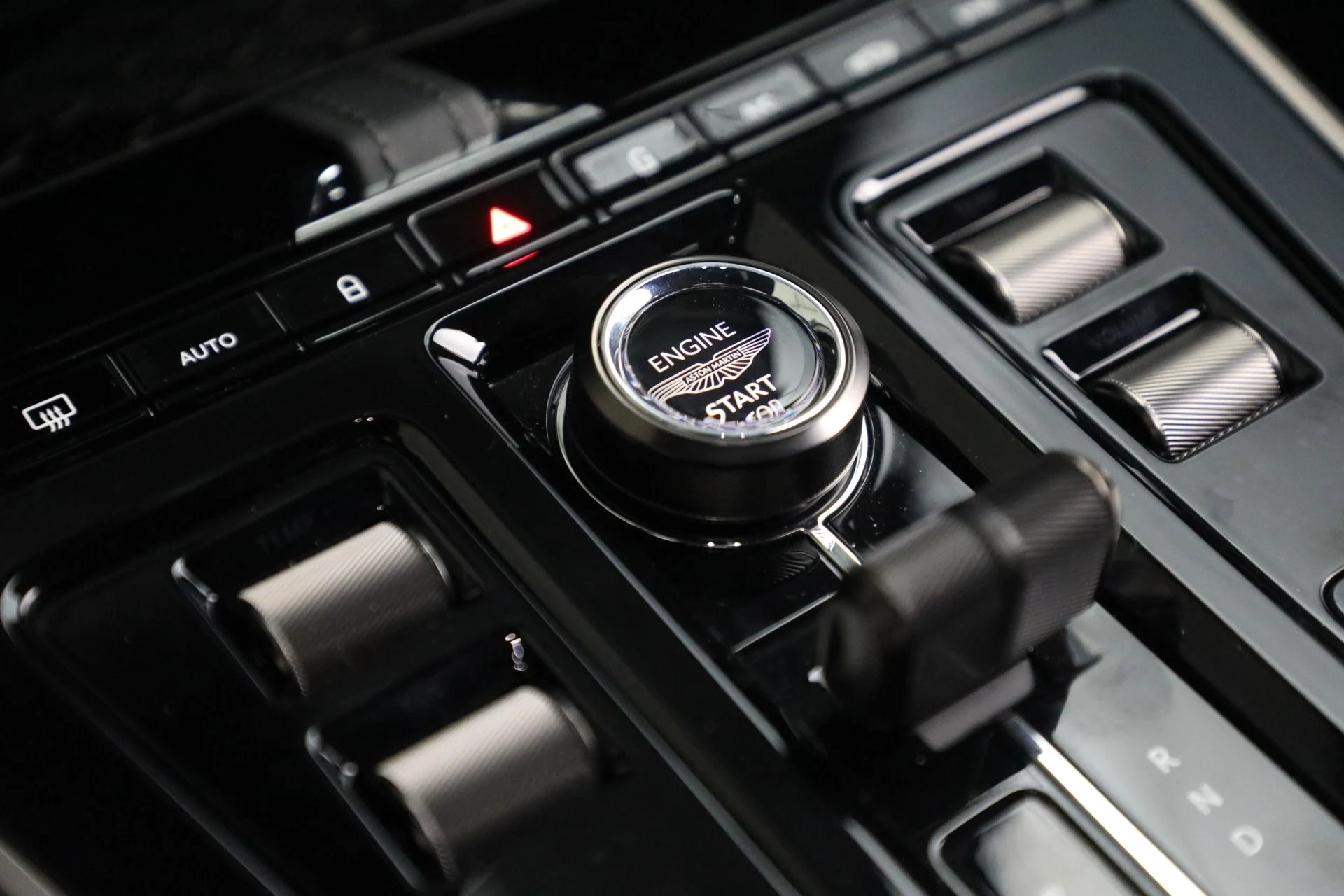 mph030_1406585263_New_2025_Aston_Martin_DBX_707_0685df8bf6