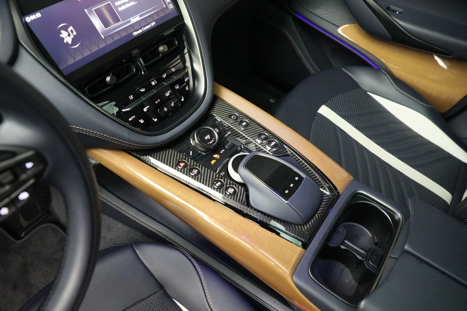 mph030_1413071248_Used_2024_Aston_Martin_DBX_707_1761597901_3c1a0b6373