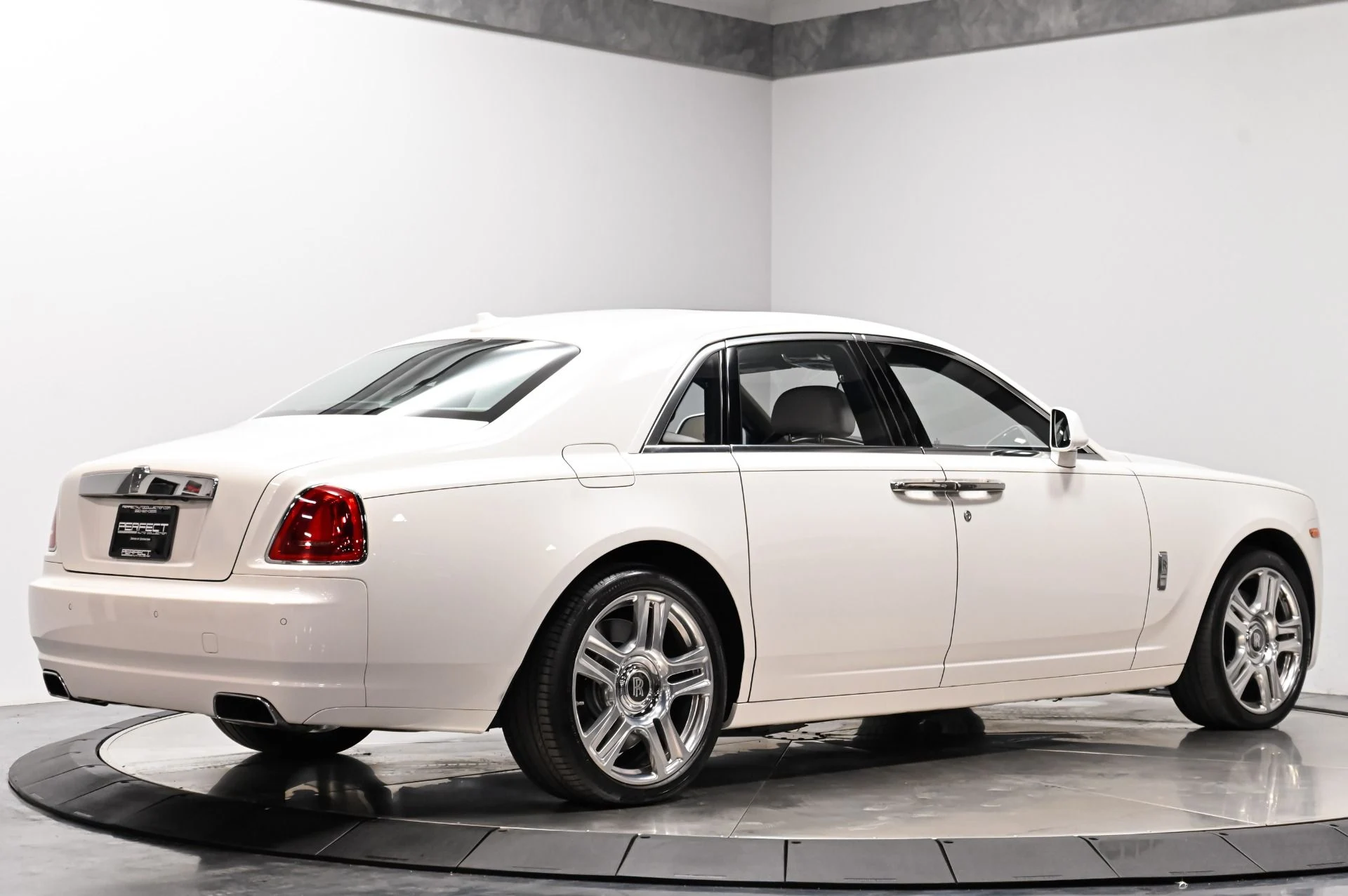 mph030_1436245042_Used_2017_Rolls_Royce_Ghost_Base_1793114215_03d5cae5fe